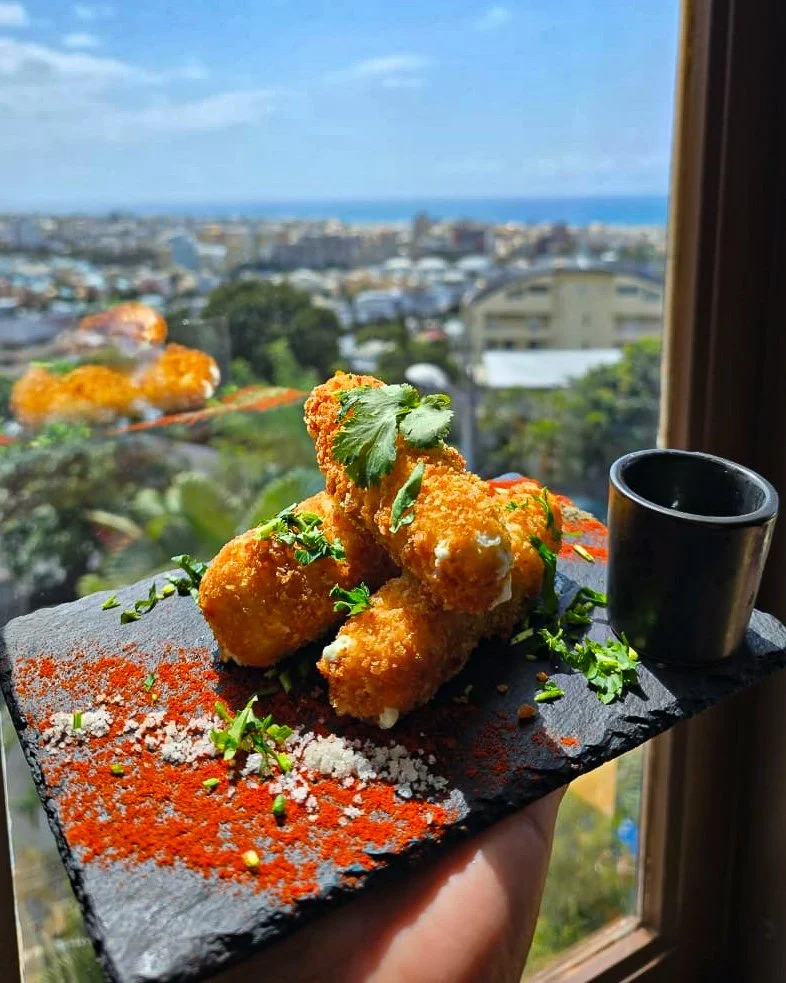 Feta Stick 😋

Nouvelle p&eacute;pite &agrave; la carte, nos d&eacute;licieuses croquettes de feta maison, croustillantes et fondantes, servies avec une sauce chimichurri &agrave; tomber. Dispo sur place et &agrave; emporter 🌋

👉 R&eacute;servation