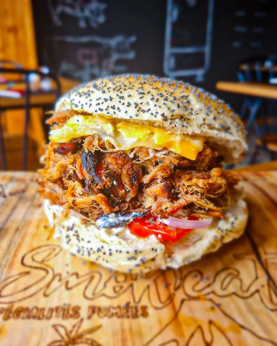 Cheese lover 🧀🔥

Le burger qui fait fondre tout le monde 😍 Tomate, oignon, piton Ma&iuml;do fum&eacute;, cheddar d&eacute;goulinant &amp; notre sauce cream cheese maison. Et comme d&rsquo;hab tu as le choix entre pulled pork, pulled chicken ou  v&