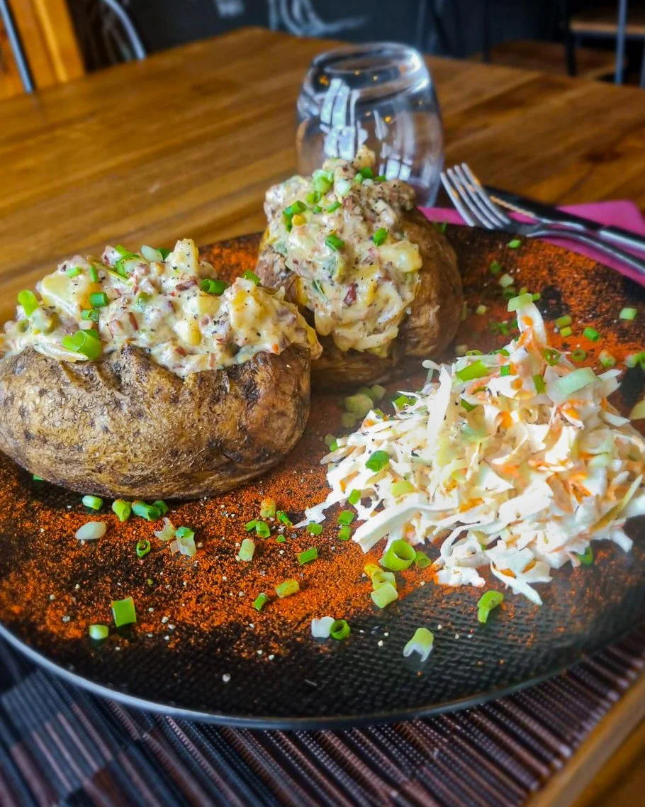 C'est le retour de nos Philly Cheese Potatoe 🥔🔥 🌋

Retrouves d&egrave;s cette semaine notre philly cheese steak potatoe en suggestion du chef.  Un plat gourmand et g&eacute;n&eacute;reux comme on l'aime 🫶

👉 R&eacute;servation sur place par tél