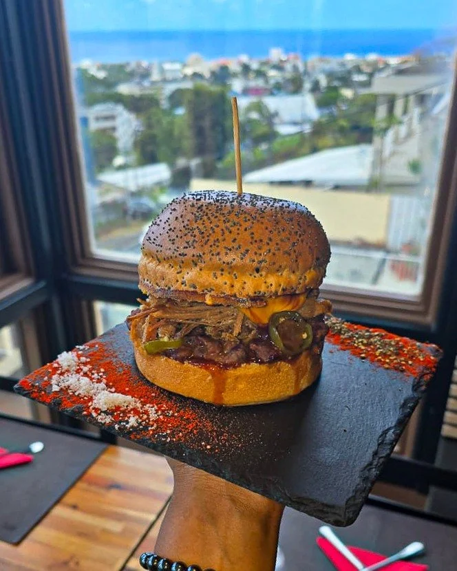 𝗟𝗲 𝗧𝗲𝘅𝗮𝗻 🇺🇸🏜🍔

Viens tester notre recette du moment &agrave; base de 𝘀𝗮𝘂𝗰𝗲 𝗕𝗕𝗤, de 𝗽𝗶𝗰𝗸𝗹𝗲𝘀 𝗱𝗲 𝗴𝗿𝗼𝘀 𝗽𝗶𝗺𝗲𝗻𝘁, de 𝗯𝗮𝗸𝗲𝗱 𝗯𝗲𝗮𝗻𝘀, de 𝗰𝗵𝗲𝗱𝗱𝗮𝗿 bien fondant et au choix :
🐷 Pulled pork,
🍗 Pulled chicken,