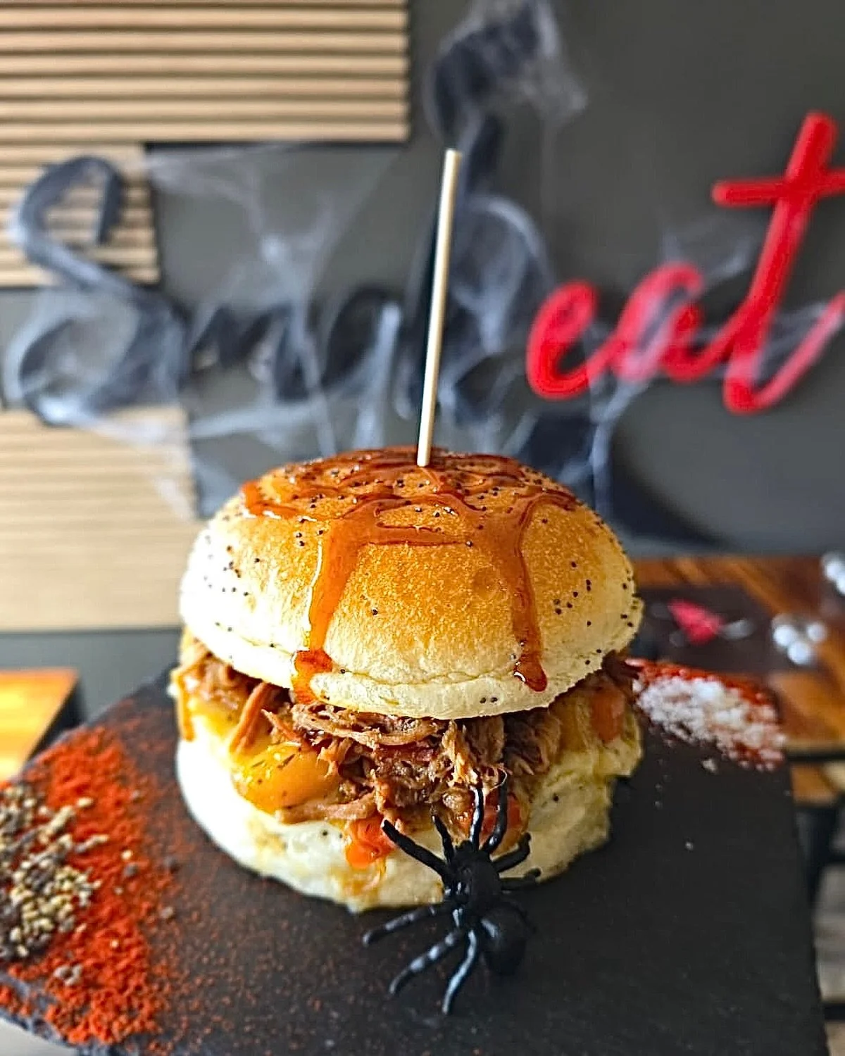 Un burger ou un sort 🧟&zwj;♀️

Pr&eacute;pare-toi &agrave; succomber &agrave; notre nouvelle recette du moment Mischievous Pumpkin 🍔🎃🌋 Une d&eacute;licieuse brunoise fondante de carottes et butternut, d&eacute;licatement d&eacute;glac&eacute;e au