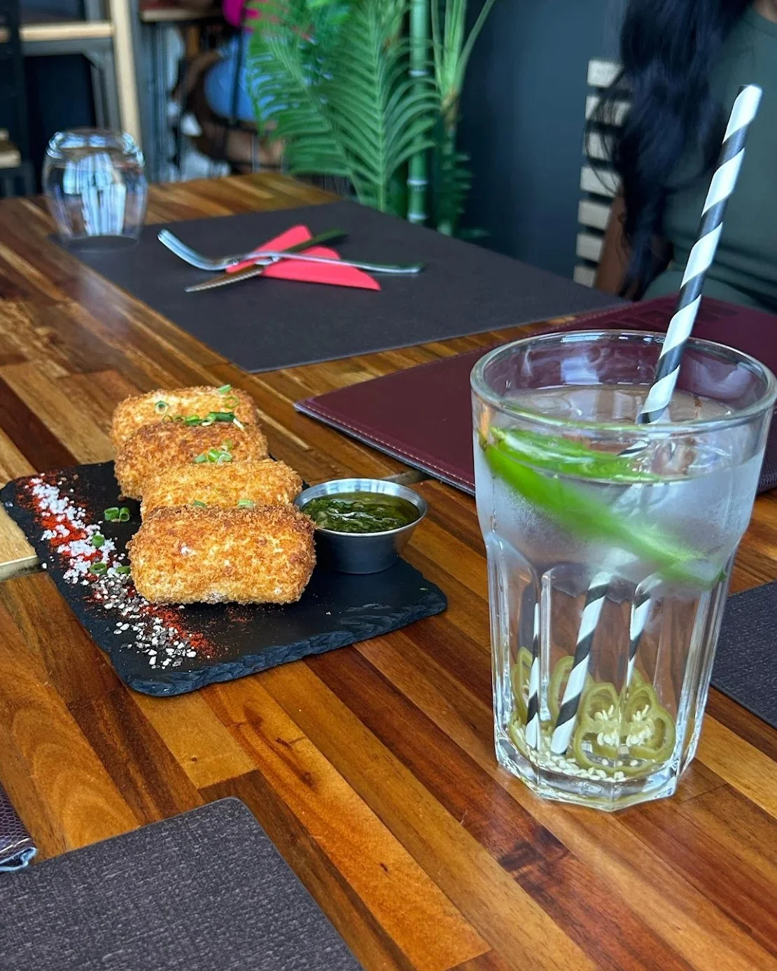 Chez Smok&rsquo;eat, on attaque fort 🔥 Pour commencer, laisse-toi tenter par nos Feta Stick &agrave; la panure dor&eacute;e et au c&oelig;ur fondant, accompagn&eacute;es d&rsquo;une sauce chimichurri qui claque et d&rsquo;un cocktail maison bien fra