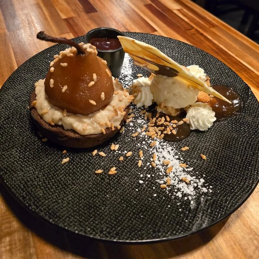 D&eacute;couvre la nouvelle cr&eacute;ation du chef en dessert du moment :The Dark Peninsula 😋
Poire poch&eacute;e au sirop de poivre de Sichuan et jama&iuml;cain sur une base de brownie mi-cuit, riz au lait fa&ccedil;on grand-m&egrave;re au caramel
