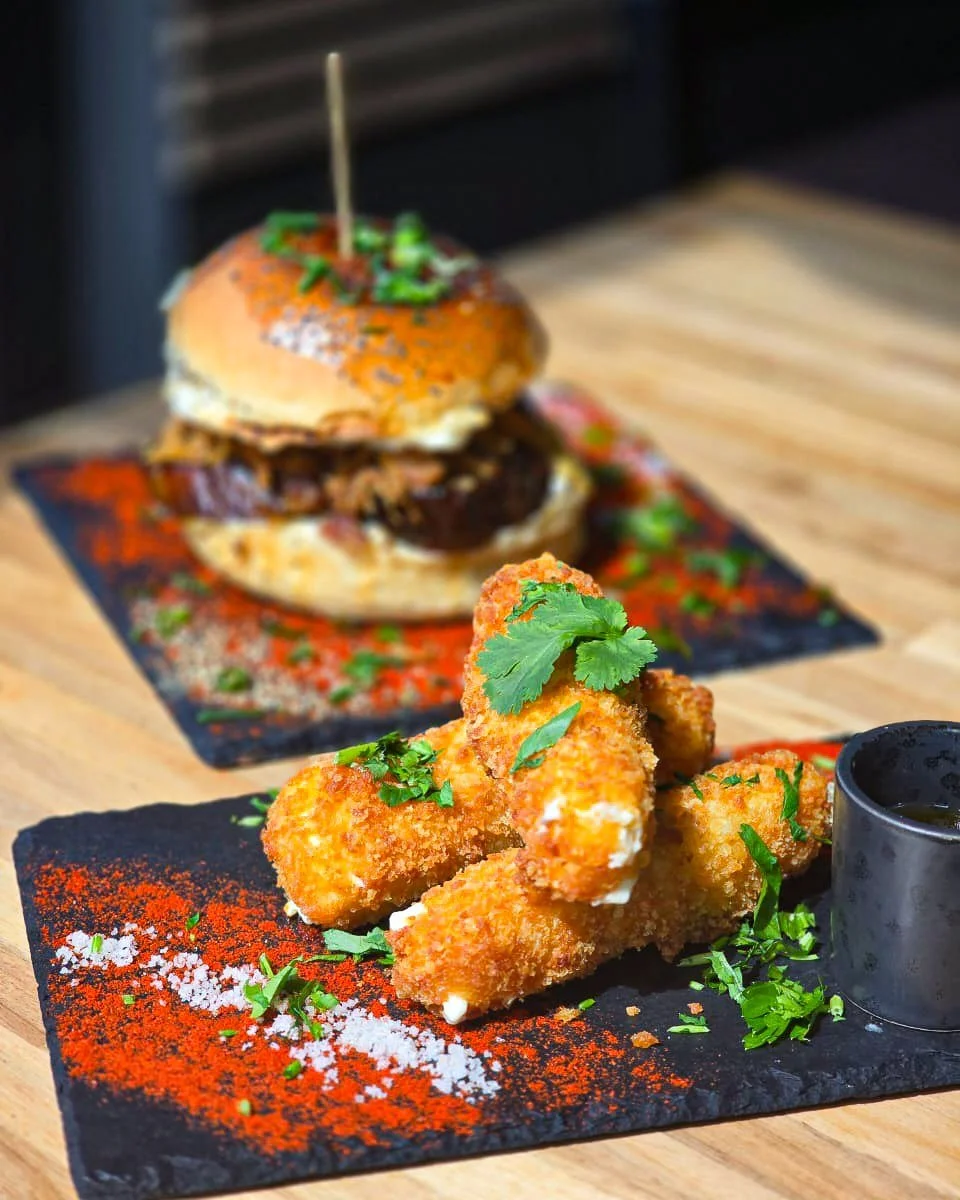 Feta sticks maison + burger : le combo ultime pour se r&eacute;galer 🔥 

Retrouve-nous sur place ou &agrave; emporter, du mercredi au samedi ⚠ Smok'eat sera en cong&eacute;s &agrave; partir du 21 d&eacute;cembre&hellip; alors d&eacute;p&ecirc;che-to