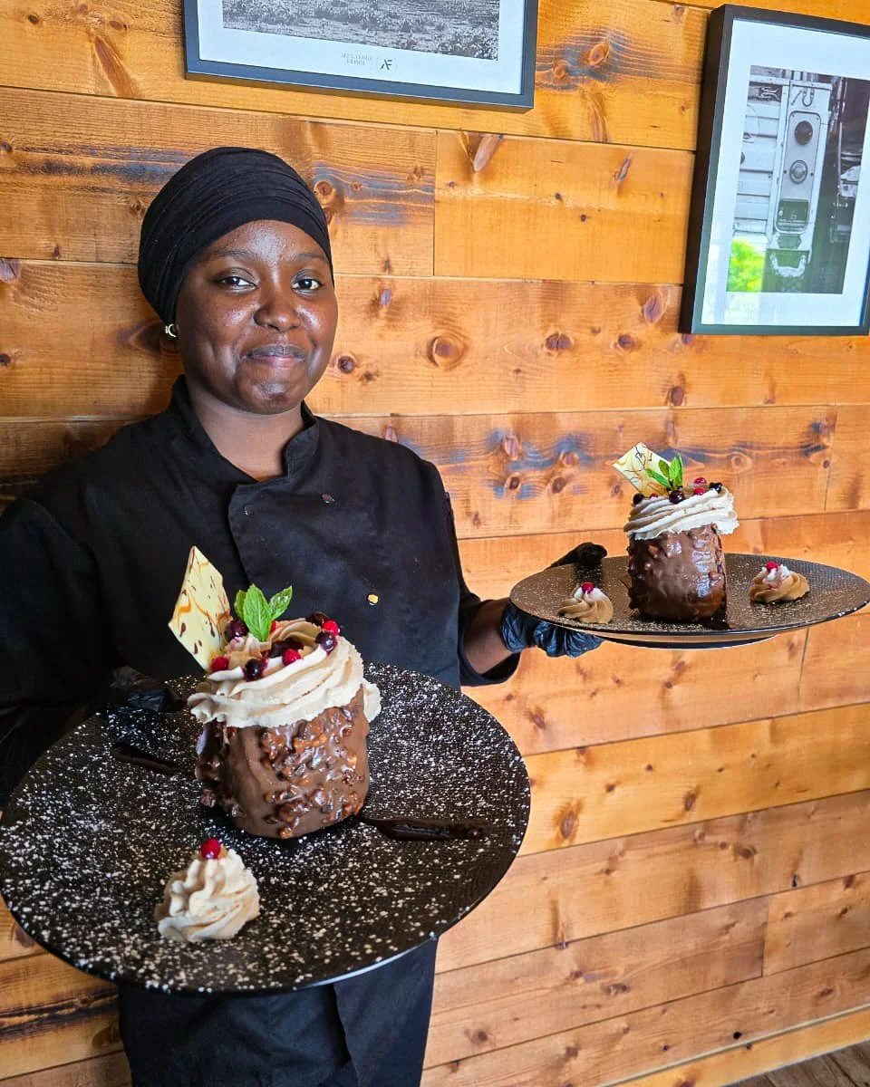 D&eacute;couvrez un de nos desserts du moment : Le Midnight red fruits 🍓🍒🍫

Un d&eacute;licieux roul&eacute; japonais au cacao, chocolat et noix avec une onctueuse cr&egrave;me mascarponne au chocolat et un coulis de fruits rouges maison. 

Une cr