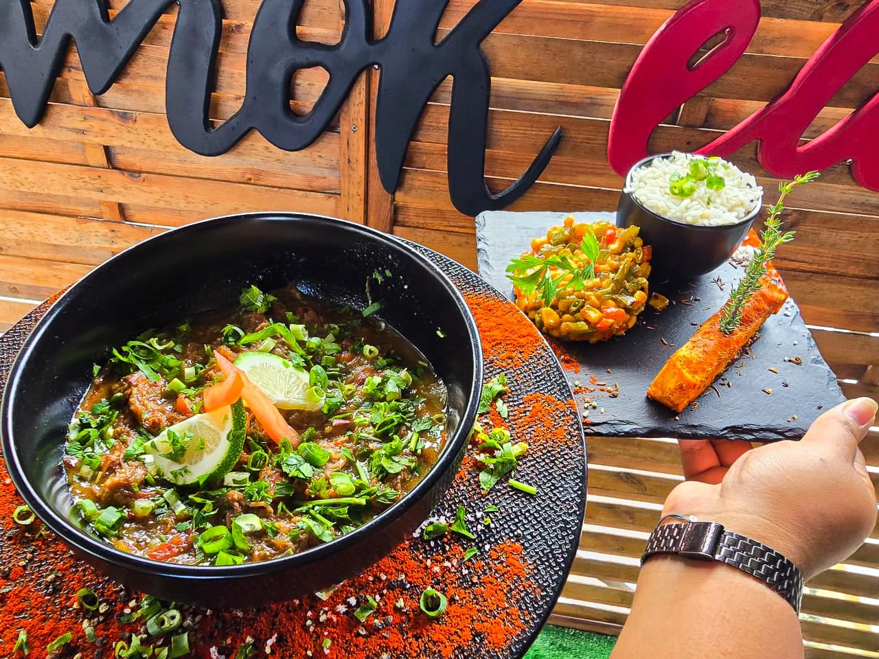 Rolala quand le chef te balance un banger comme &ccedil;a, difficile de r&eacute;sister. D&eacute;couvre la suggestion du chef " Seco de Borrego ", un mijot&eacute;e d'agneau fum&eacute; &agrave; la bi&egrave;re (en effiloch&eacute;), un pl