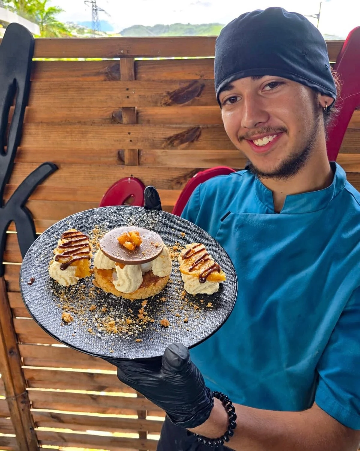 Cette semaine on vous propose pas 1 mais 2 desserts du moment 🔥 

D&eacute;couvre le Pinapple on Ice cr&eacute;&eacute; par Mathys 😋
Une g&eacute;noise au piment d&rsquo;Espelette tendre et moelleuse avec de l&rsquo;ananas caram&eacute;lis&eacute;e