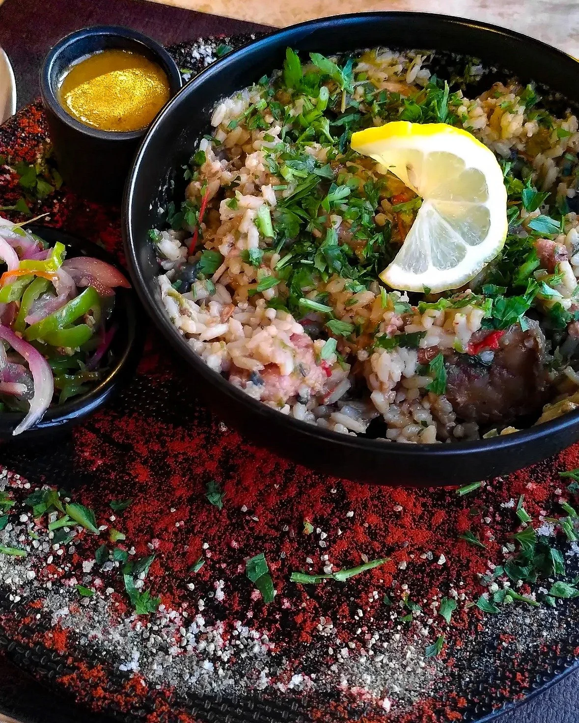 JUMBALAYA

Riz, pulled chicken, crevettes saut&eacute;es. Un grand classique de la Louisiane revisit&eacute; fa&ccedil;on Smok&rsquo;Eat. Riz long mijot&eacute; aux &eacute;pices cajun, relev&eacute; juste comme il faut, garni de pulled chicken fonda