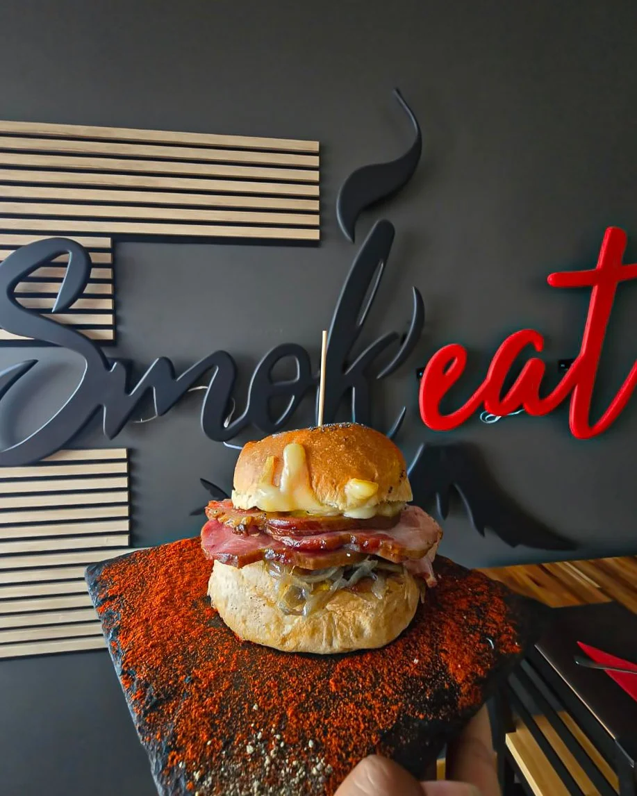 Le burger du moment &agrave; d&eacute;couvrir de toute urgence 🔥 

Viens d&eacute;couvrir ce nouveau banger "Le Frenchy" 🇫🇷 : Jambon Maison fum&eacute;, saut&eacute; d'oignons, sauce moutarde &agrave; l'ancienne, Piton Maido 😋

👉 R&eac