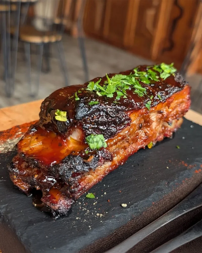 Les Ribs, c&rsquo;est la vie 🔥

Cuisson lente pendant des heures au smoker, fondant, fum&eacute;, gla&ccedil;age qui brille juste ce qu&rsquo;il faut,.. difficile de r&eacute;sister &agrave; nos pork ribs 😋

📸 Merci @G&eacute;rard BOLOKEN

👉 R&ea