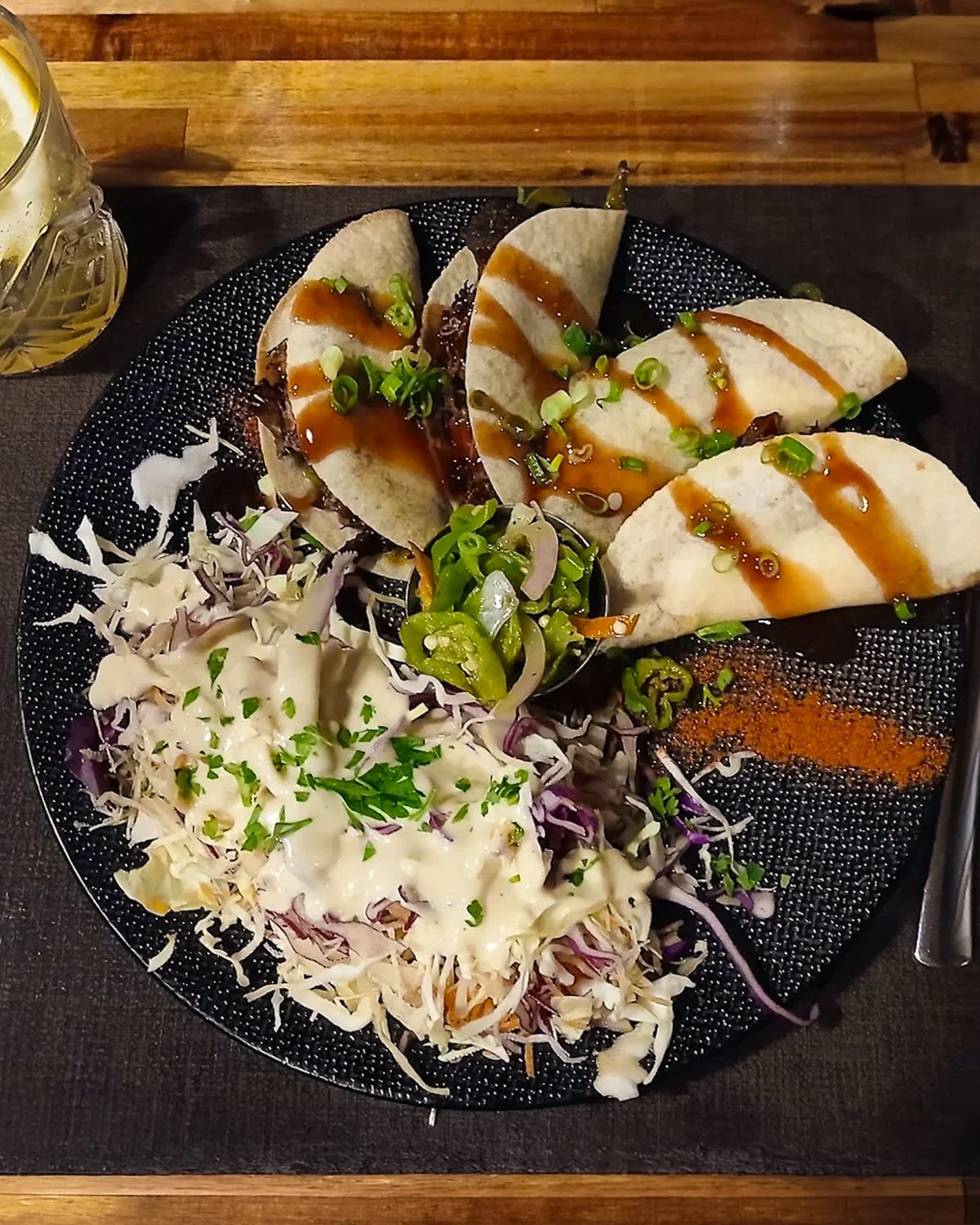 Le midi c'est Birria tacos 🌮🔥🌋

La recette ultime du chef. De l&rsquo;agneau effiloch&eacute; (pulled lamb) ultra juteux, longuement mijot&eacute; avec en accompagnement un coleslaw bien croquant pour la fra&icirc;cheur et un rougail gros piment q