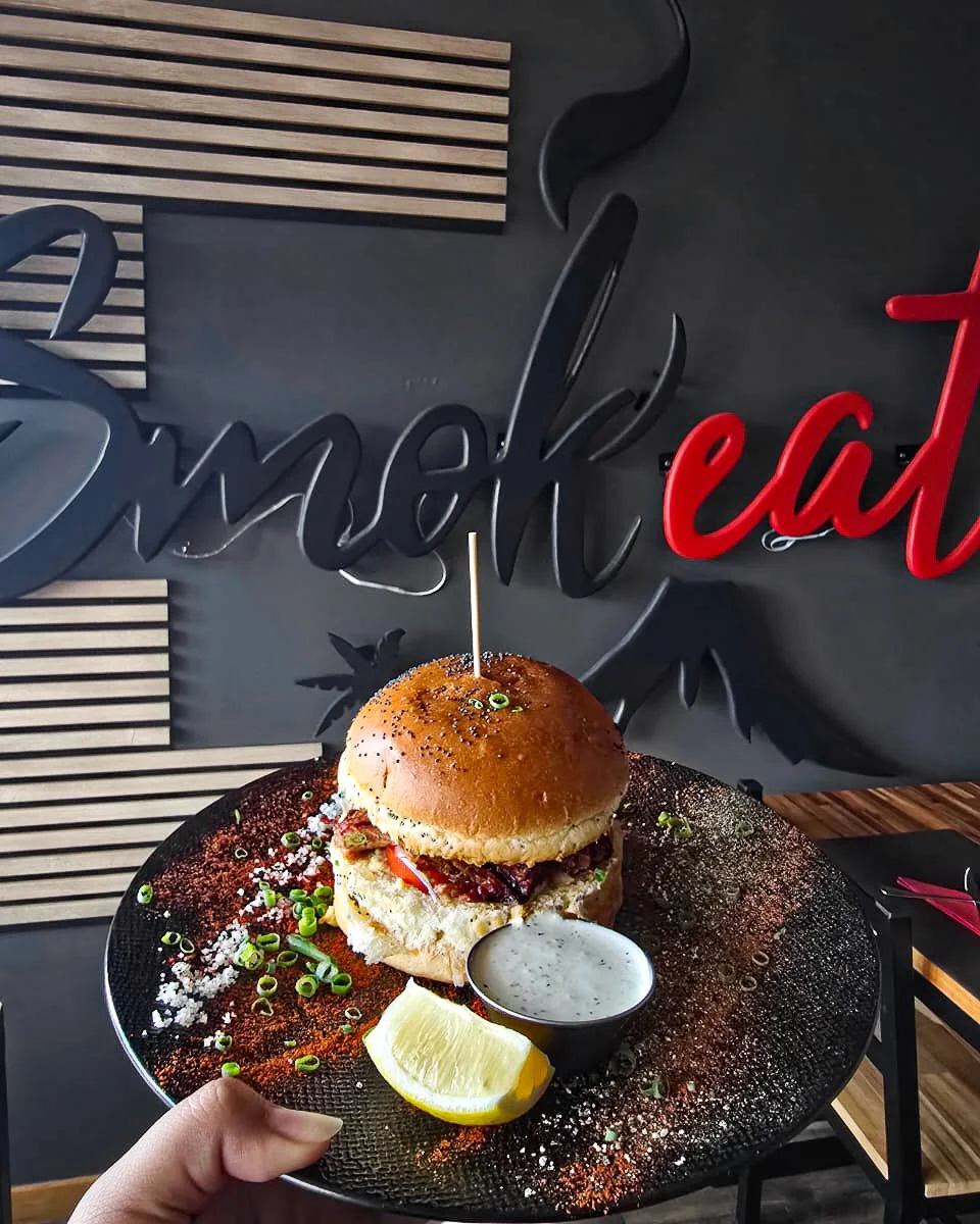 Nom de Zeus ⚡🔥

Un burger divinement gourmand &agrave; base d'effiloch&eacute; d&rsquo;agneau fum&eacute;, de Feta, d'houmous maison, d'oignons et de tomates fra&icirc;ches 😋

👉 R&eacute;serves ta table par téléphone au 0693 87 98 40 ou sur notr