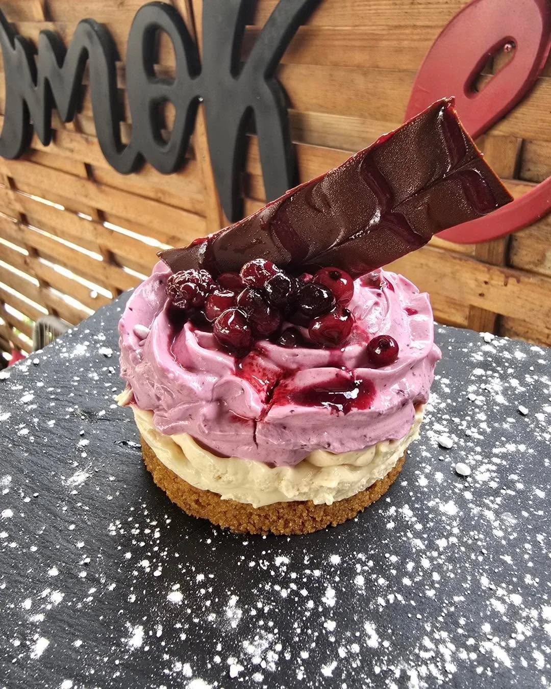 Le cheesecake du moment: fruits rouges et dakatine 😋

👉 R&eacute;serves ta table par téléphone au 0693 87 98 40 ou sur notre site internet www.smokeat.fr/sur-place

☎️ Retrait sur place commande par téléphone au 0693 87 98 40 d&egrave;s 10h pou