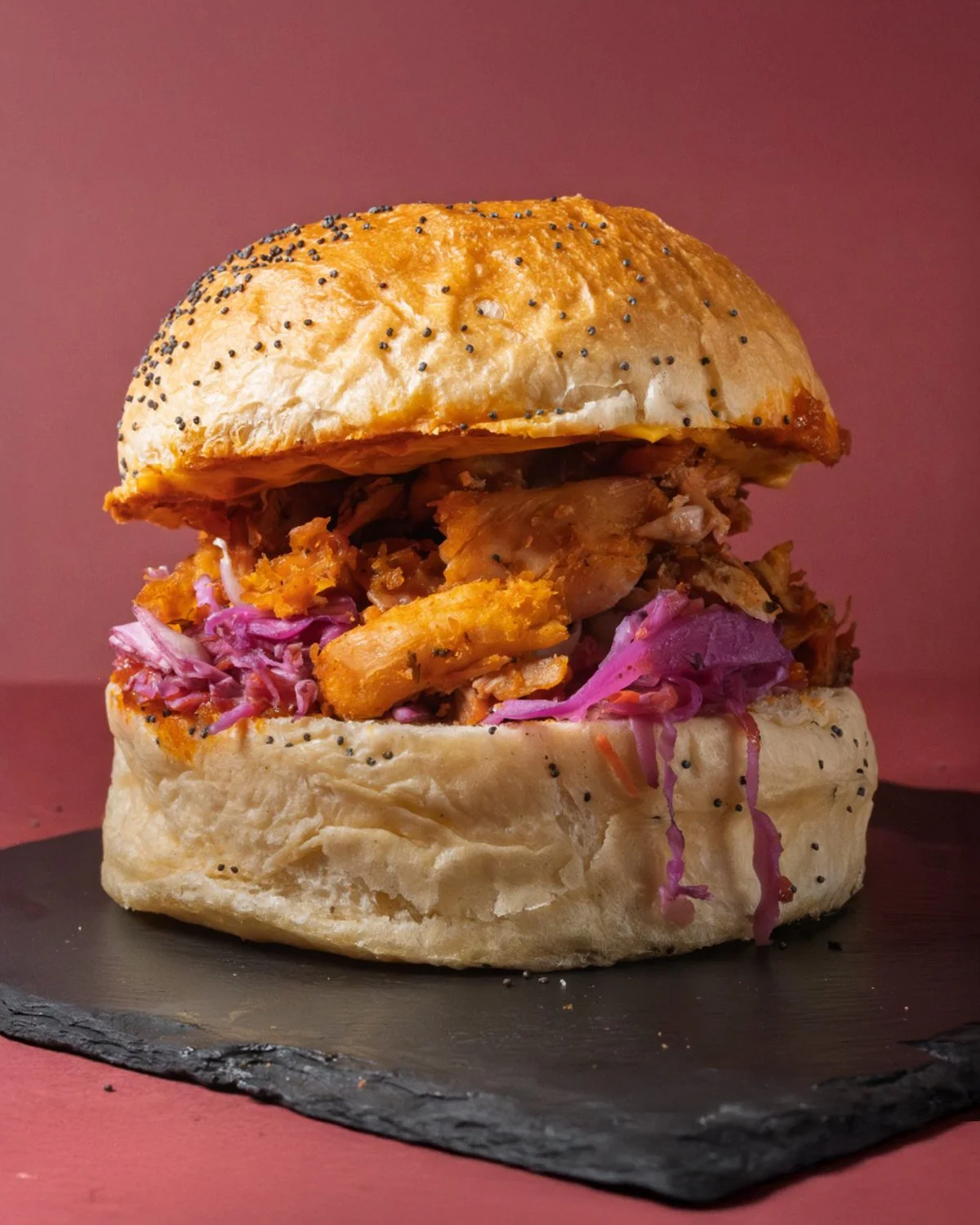 Hot Buffalo Burger 🍔🌶️🔥

Attention &ccedil;a pique 🥵 Une recette qui donne chaud, un pain burger bien moelleux, du pulled chicken bien juteux, de la salade de coleslaw marin&eacute;e, des oignons croquants, du cheddar bien fondant et une sauce Bu