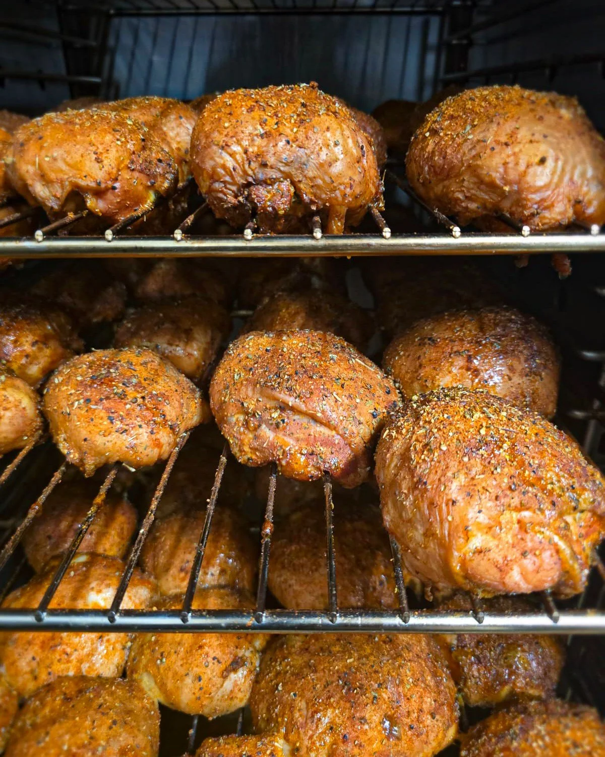 En direct du fumoir 💨 

Nos hauts de cuisse de poulet bien dor&eacute;s, bien fum&eacute;s, avec cette petite peau croustillante 🔥🍗

👉 R&eacute;servation par téléphone au 0693 87 98 40 ou sur notre site internet www.smokeat.fr/sur-place

𝗦𝗨𝗥