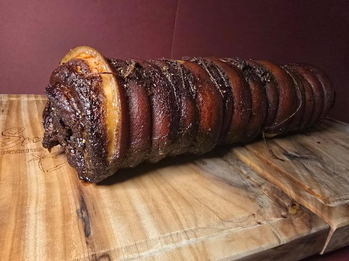 Chaud devant 🌋

Notre porchetta, tout juste sortie du fumoir. Matez-moi cette viande bien croustillante &agrave; l&rsquo;ext&eacute;rieur et fondante &agrave; c&oelig;ur.
&Agrave; retrouver sur notre carte sur place et &agrave; emporter au kilo (fro