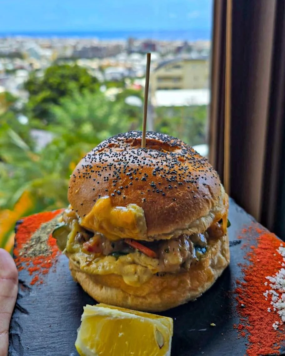 Shrimp Burger 🦐🌽🍔

Nouvelle dinguerie du chef 🤤 Un burger aux crevettes saut&eacute;es au beurre ma&icirc;tre d'h&ocirc;tel cajun, petits l&eacute;gumes fum&eacute;s et sauce de ma&iuml;s grill&eacute;, cheddar (⚠️pr&eacute;sence de noix). Viens 