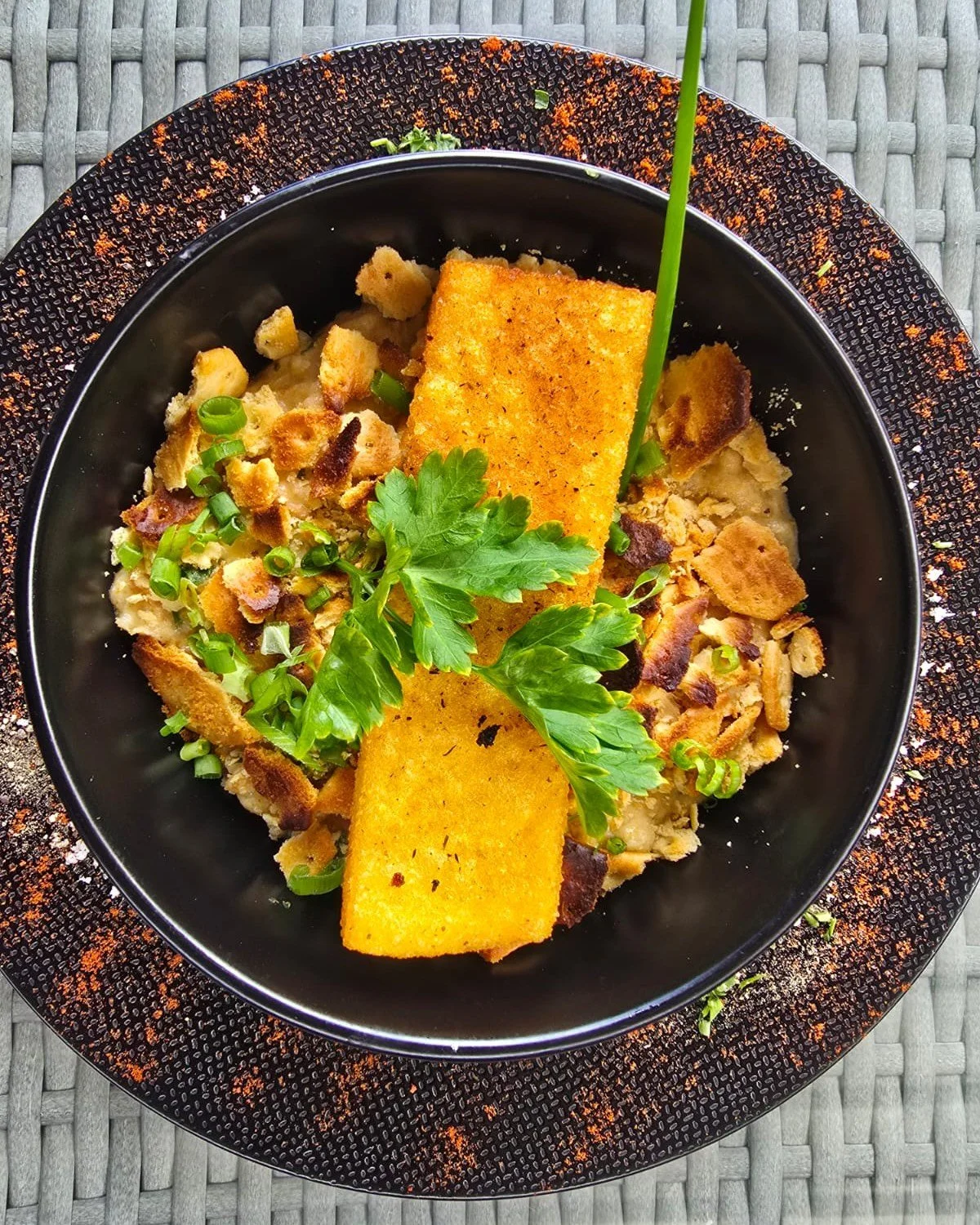 On te fait voyager dans le sud des US avec la suggestion du chef 🤤 D&eacute;couvre la Neiman Marcus Chicken Casserole revisit&eacute;e fa&ccedil;on Smok&rsquo;eat : du poulet fum&eacute; effiloch&eacute; ultra juteux, une sauce bien cr&eacute;meuse 