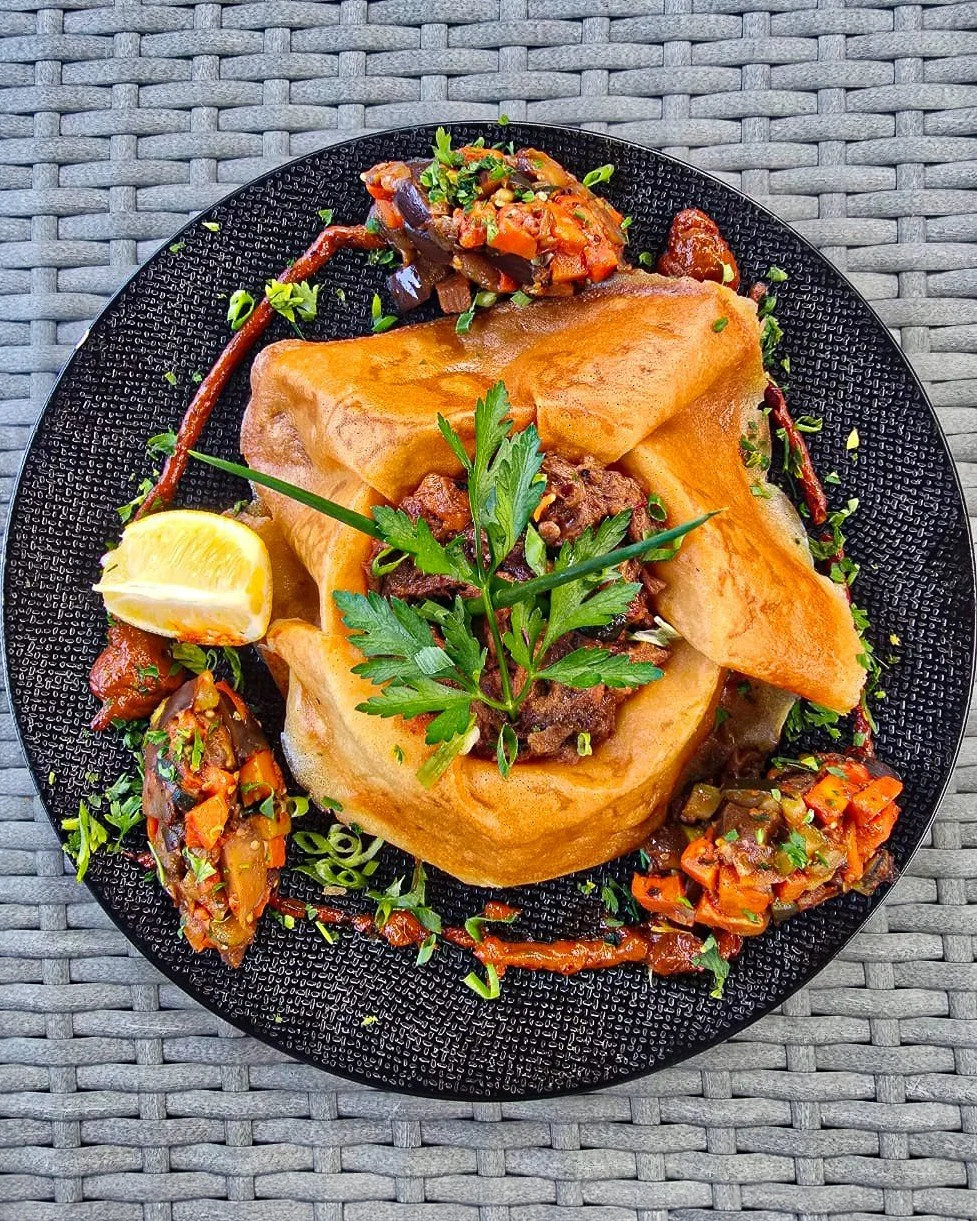 BBQ Cottage Pie 

D&eacute;couvre la nouvelle suggestion du chef, une tulipe croustillante g&eacute;n&eacute;reusement garnie de brisket mijot&eacute; longuement au BBQ, une pur&eacute;e truff&eacute;e onctueuse, accompagn&eacute;e de petits l&eacute