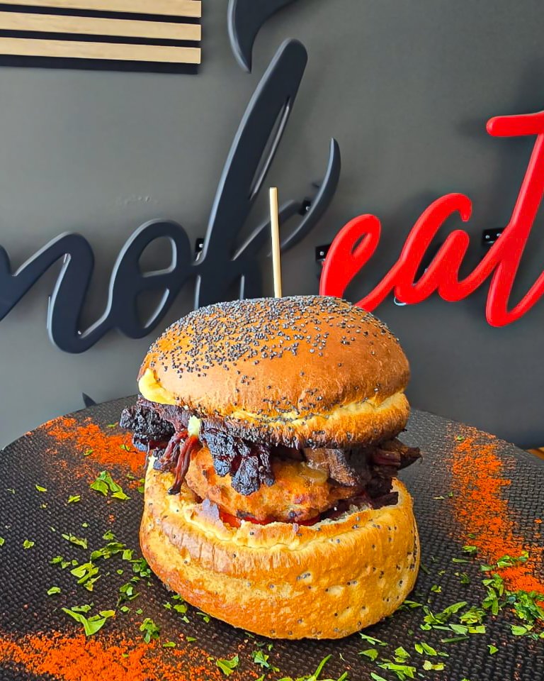 The Beef Emperor 🥩🔥🌋

Du pulled beef tendre et juteux, une galette croustillante de fruit &agrave; pain (ou manioc), des pickles d&rsquo;oignons, des tomates fra&icirc;ches, de la sauce brune aux c&acirc;pres, et du fromage piton Ma&iuml;do fondan