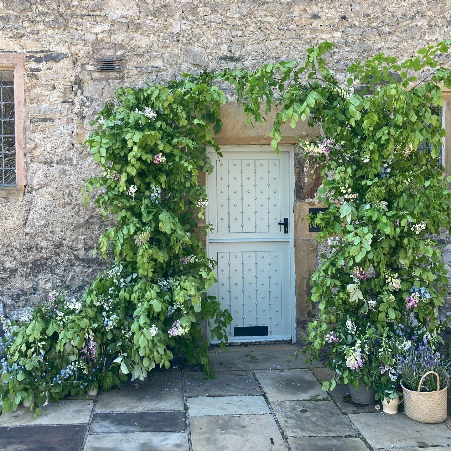 What a day 🌿🌿 the sun was shining, @levenshall was looking splendid and @erdabotanicals helped me to work as part of a proper florist team ( #tallulahrosehypesquad ) to create this show stopping foilage arch. Isn&rsquo;t she gorgeous?!! So proud of