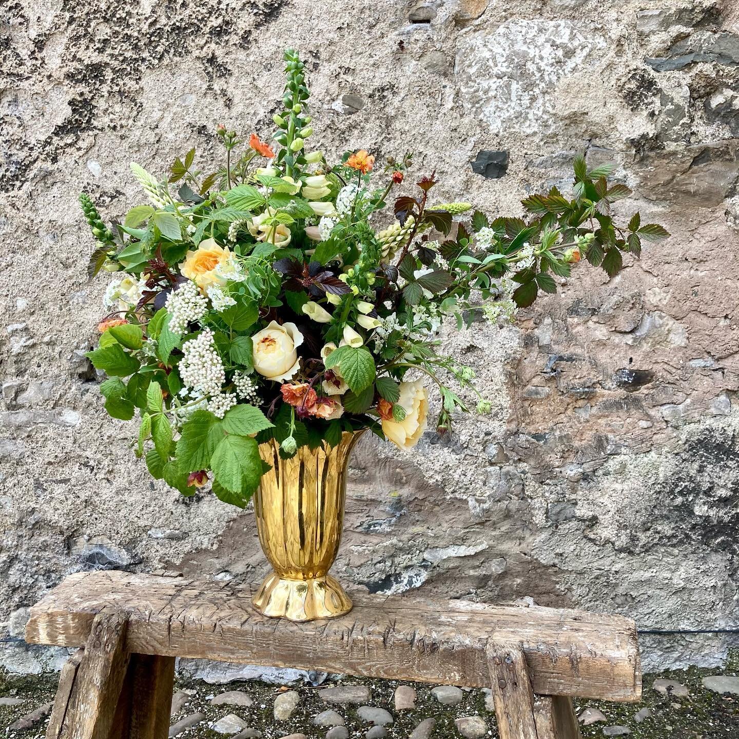 Another WHOLE wonderful week @tallulahroseflowerschool to get stuck into. We kicked off with Bridal today and you can see lots more pics in my stories but I&rsquo;m sure this isn&rsquo;t the last you&rsquo;ll see of this beauty on the grid!!
#caughtf