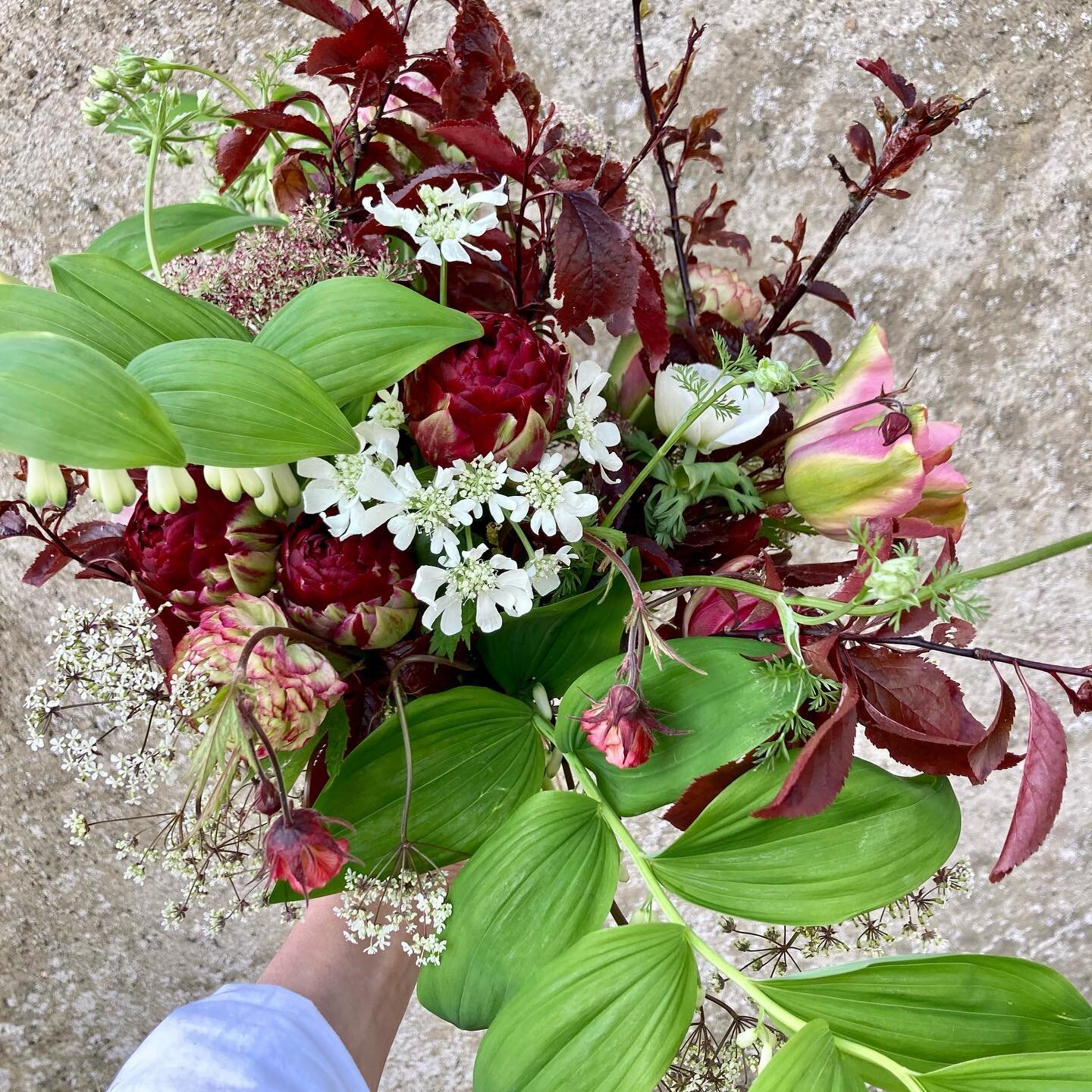 First day done and it was well worth the wait! Gorgeous flowers fresh from the farm, inspirational surroundings, a fabulous teacher and a group of super talented and  friendly classmates, plus a lovely lunch INDOORS @levenskitchen having to pinch mys