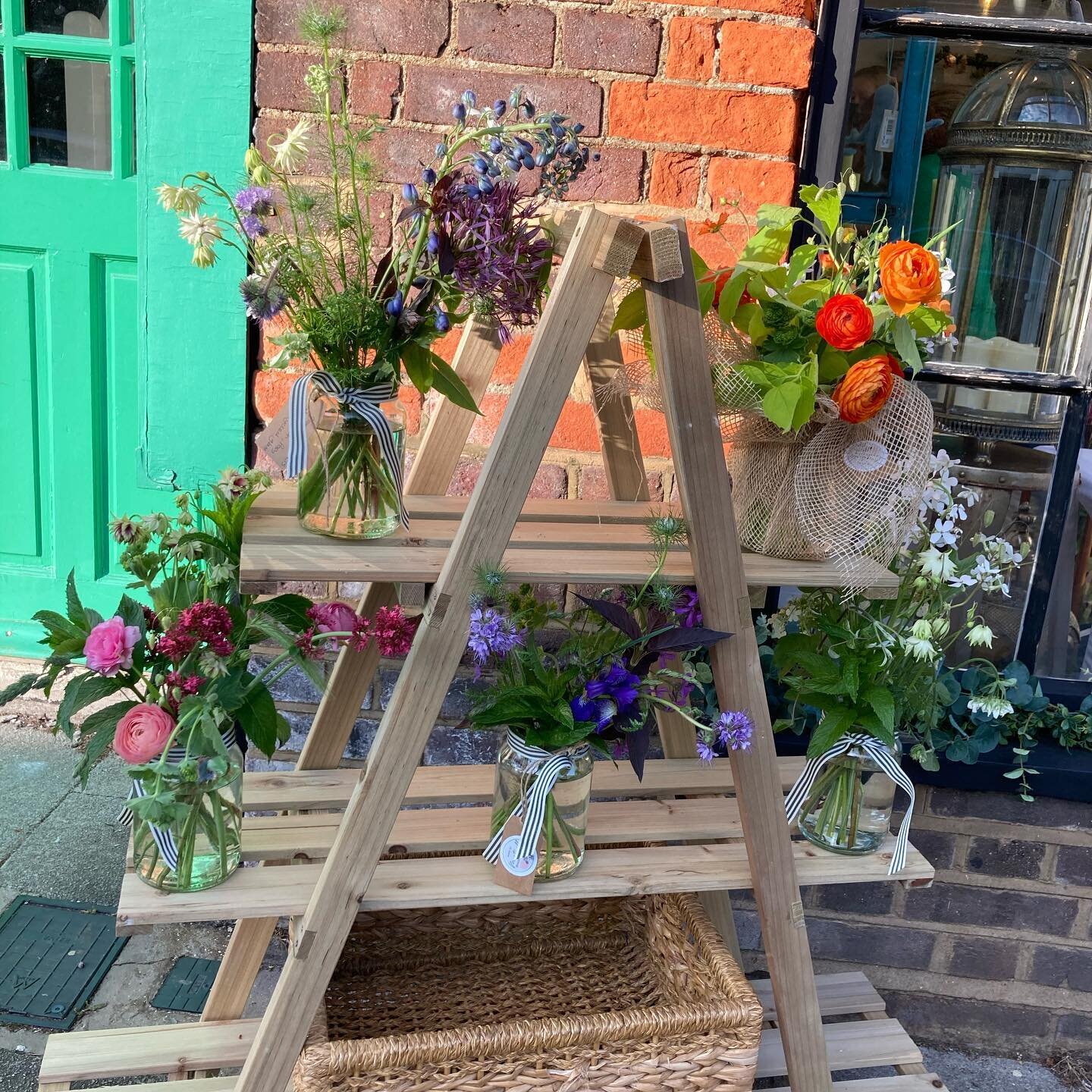 Gorgeous #britishflowers grown by the wonderful @plot31flowers in Harpenden and arranged into grab and go posys in recycled glass vases by me and for sale in the amazing new pop up at 8 Leyton Road (opposite Waitrose) in Harpenden. Visit and see some