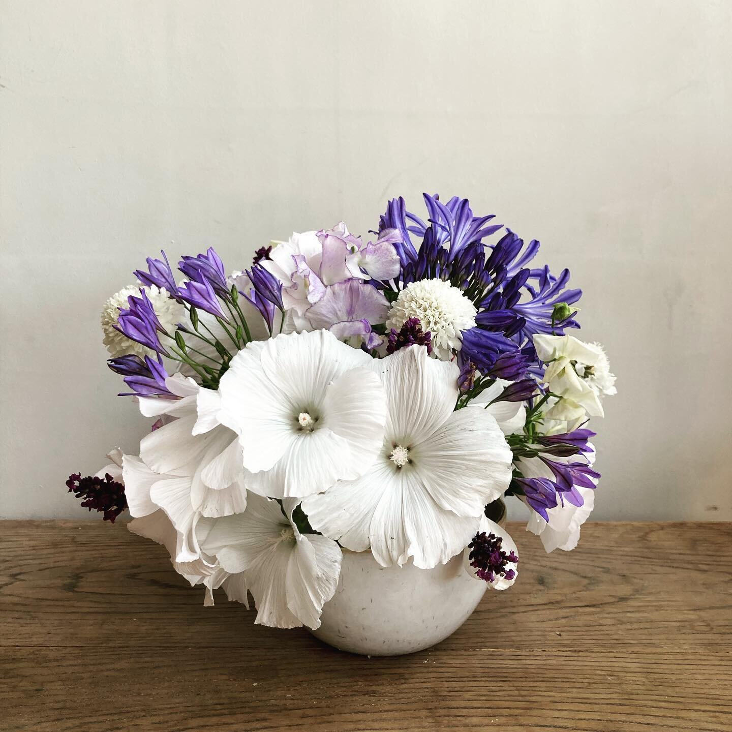 Gorgeous little bowl arrangement delivered today for a shoot in Harpenden. Featuring a stellar line-up of Agapanthus, Lavender, Sweet Peas and the ever reliable Mallow supplied by @ashwellflowers. I&rsquo;ll be seeing a lot of Harpenden this week as 
