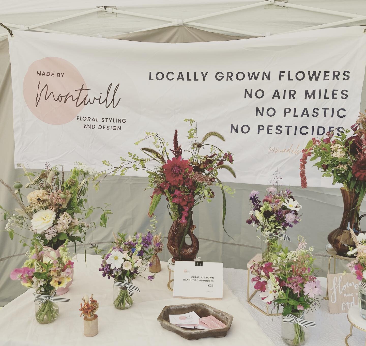 Another gorgeous market set up in Harpenden at the Sustainable Market this weekend do pop down before it gets too hot and take some flowers home out of this heat!! 🔥🔥🔥 #sustainableflowers #noplastic #grownnotflown✈️ #localfarmflowers #undertheflor