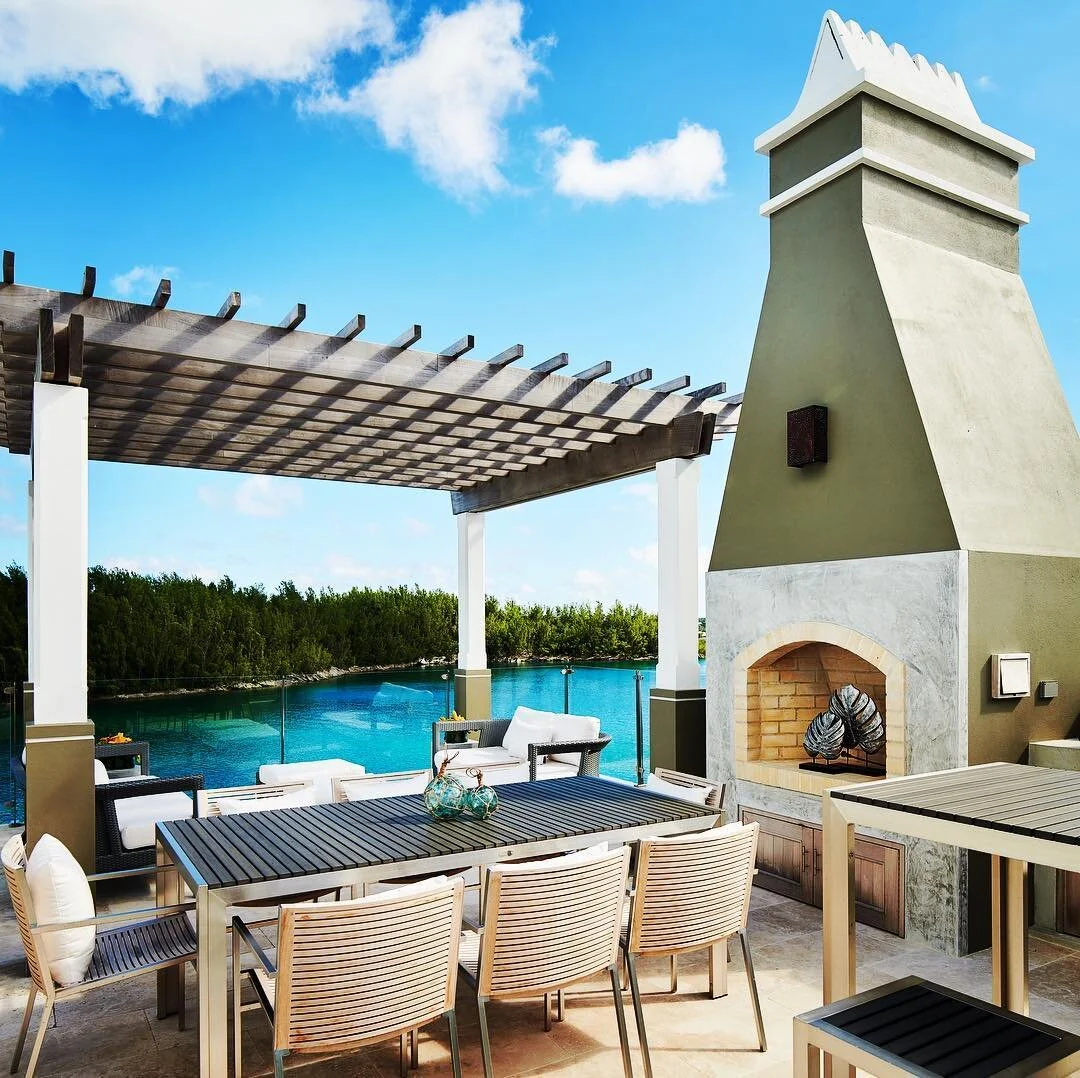 Surrounded by blue sky&rsquo;s and beautiful views can you imagine a better Al Fresco dining spot? Don&rsquo;t miss out on your chance to stay @hawkinsislandbermuda where your dreams can become a reality! 
Email: hawkins@thewaterfront.bm or call (441