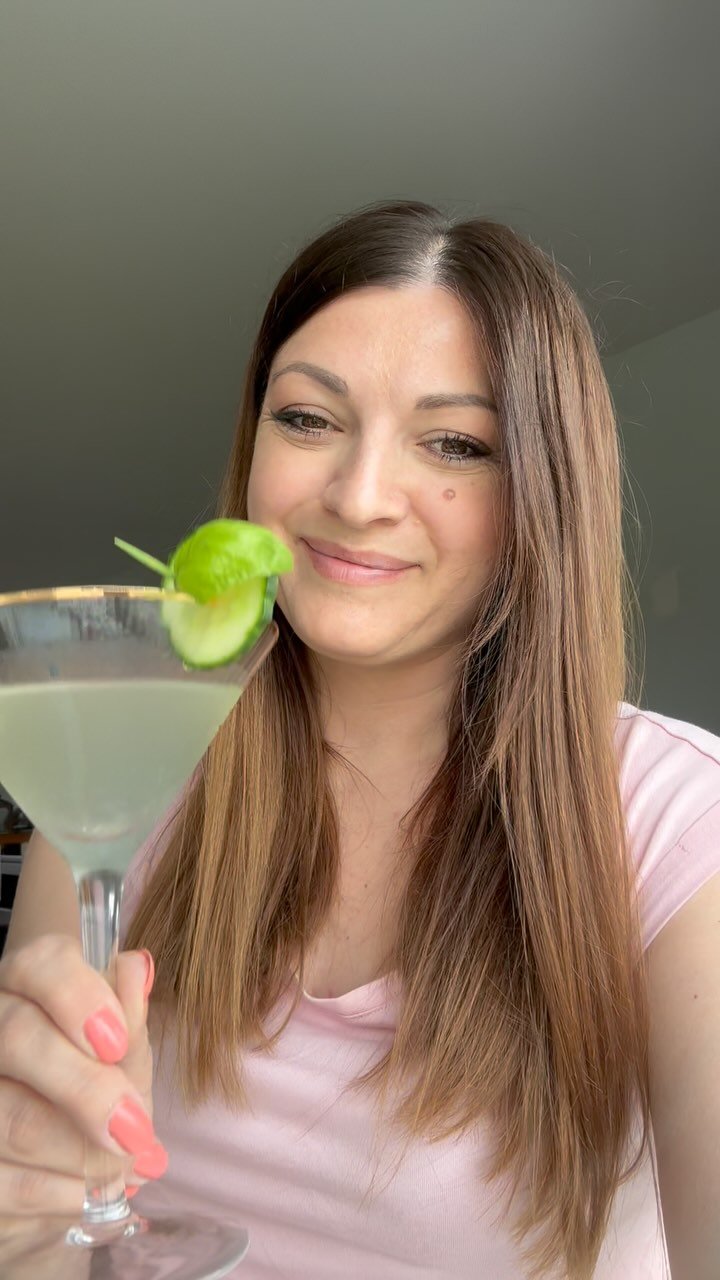 Cucumber & Basil Martini w. Sheringham Seaside Gin 🍸
⚓️ I knew this gin would go perfectly with my two favourite ingredients - cucumber and basil to make a delicious martini!
Here’s how to make it⬇️
🥒 5-6 slices of cucumber
🍃5 basil l