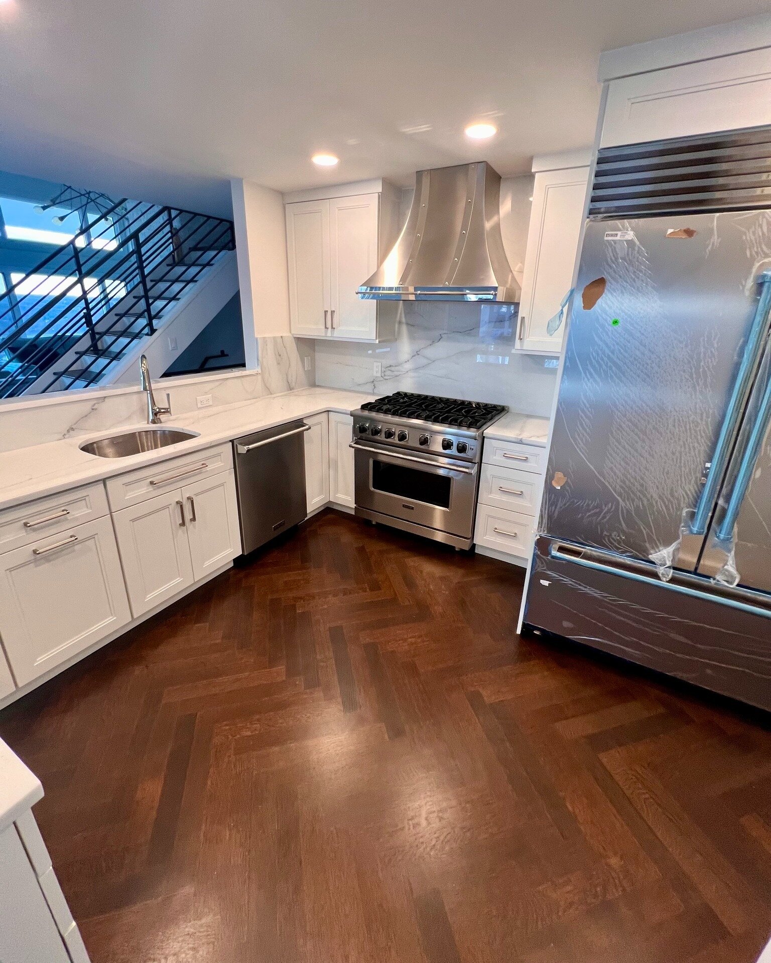 🔨 BC is wrapping up another kitchen remodel! 👷&zwj;♂️✨ 

#brotoncontracting #foundedwithpride #distinguishedbyquality #generalcontractor #homeimprovement #kitchenremodel #herringbone #herringbonepattern #herringboneflooring #whiteoak #jacobean #cou