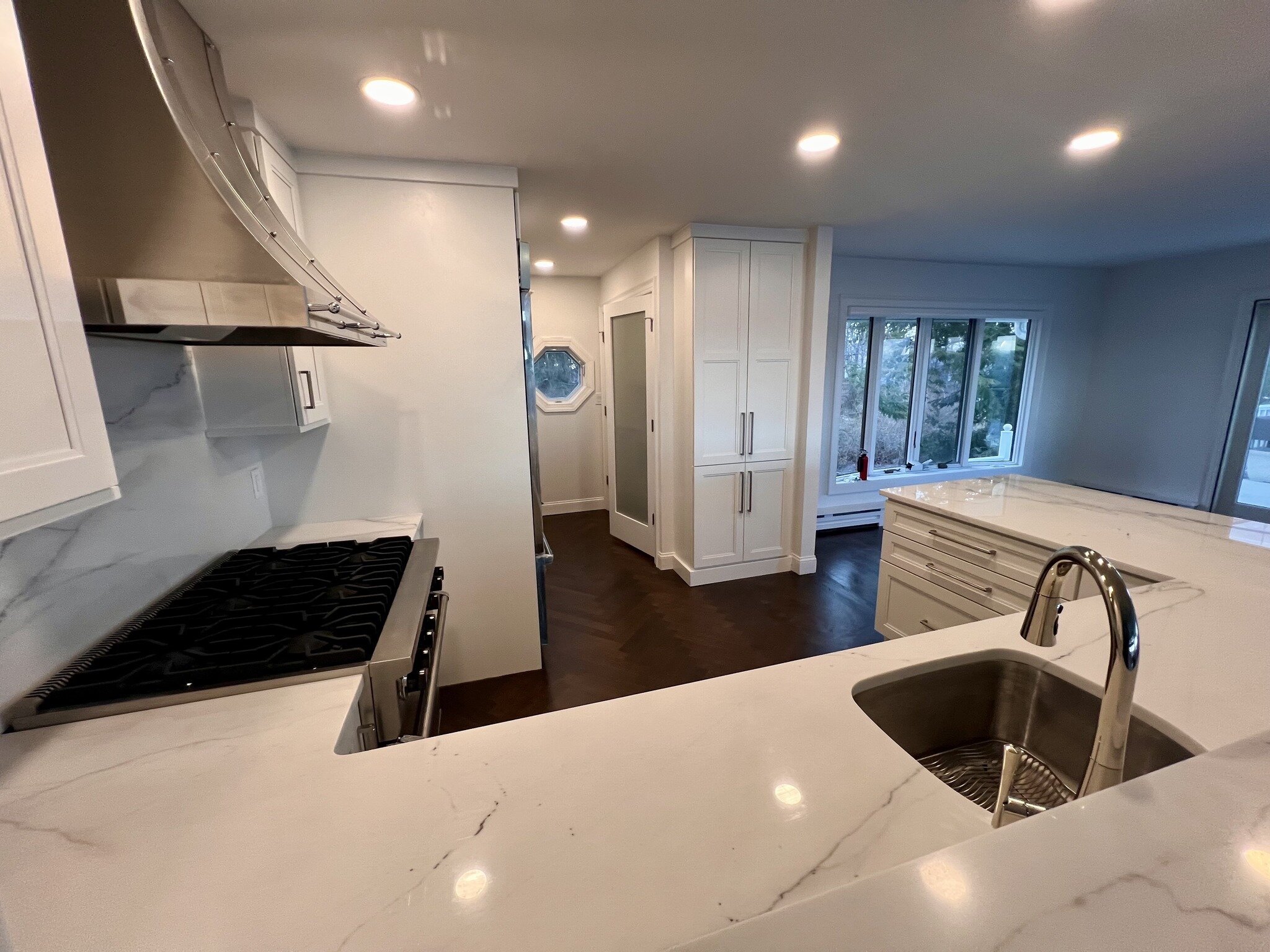 ⚙️ Some more photos of our latest kitchen remodel. 🔨 ✨ 

#brotoncontracting #foundedwithpride #distinguishedbyquality #generalcontractor #homeimprovement #kitchenremodel #herringbone #herringbonepattern #herringboneflooring #whiteoak #jacobean #coun