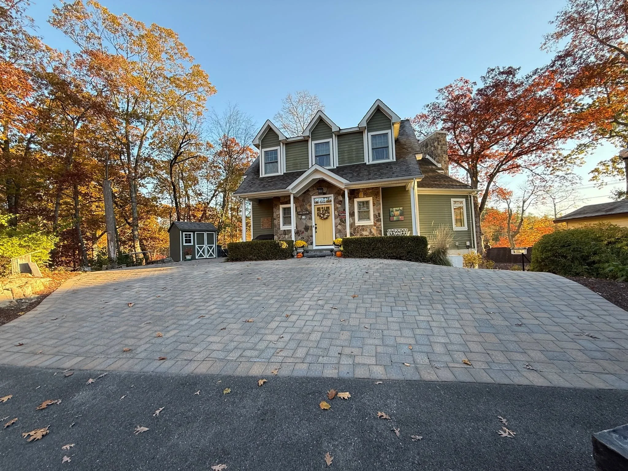 🍂 This Cambridge paver driveway, finished earlier this year in Toffee and Onyx, looks even better dressed in fall colors. The perfect welcome home this season. 🏡 ✨

As the temps start to drop, it might be time to start thinking about moving those p