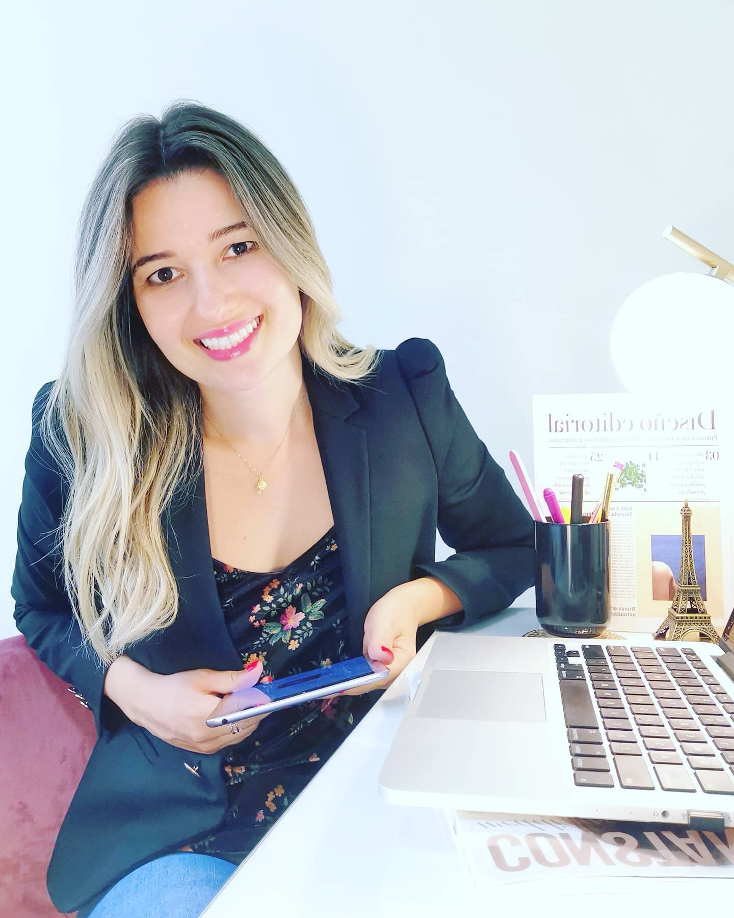 Hello, 

I am Amanda Garcia, focused on Creative Design and Art Direction for select brands, I provide elegant and clean design solutions for online and offline communication channels.

Over the last 10 years, I have worked with brands of the fashion