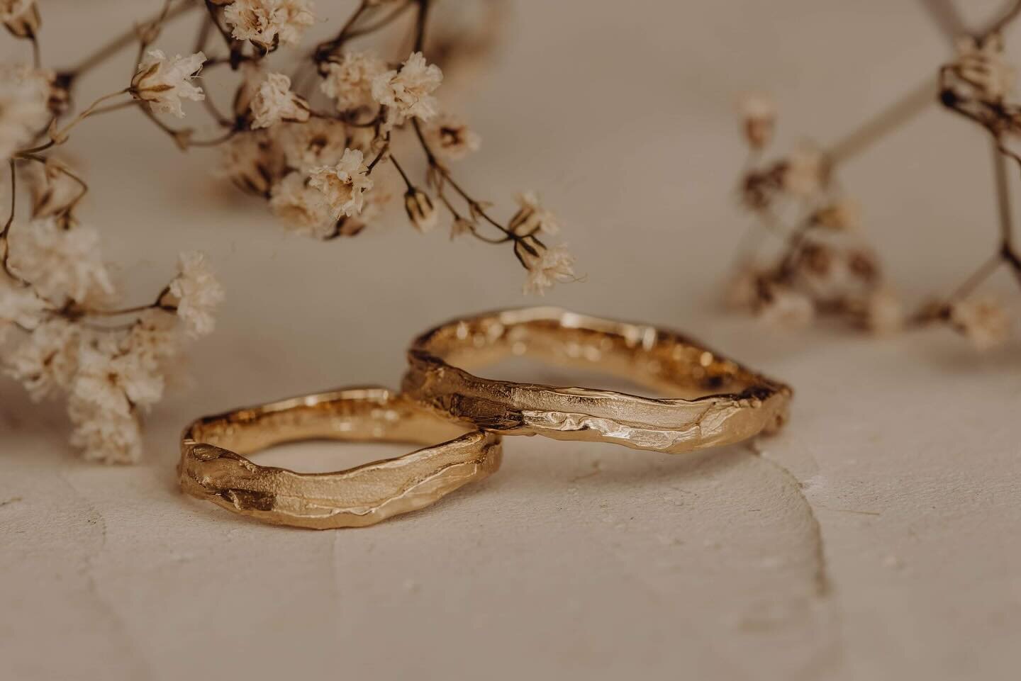 ❤️✨🧡🕊️Sarika en Sam 🕊️🧡✨❤️

Ruw, verweerd, organisch en t&oacute;ch verfijnd &hellip;
Sprookjesachtig, magisch en t&oacute;ch hedendaags &hellip;
Zo omschreven zij hun ideale trouwringen van goud.💍✨💍
De uitwisseling van fantasie&euml;n, wonderb