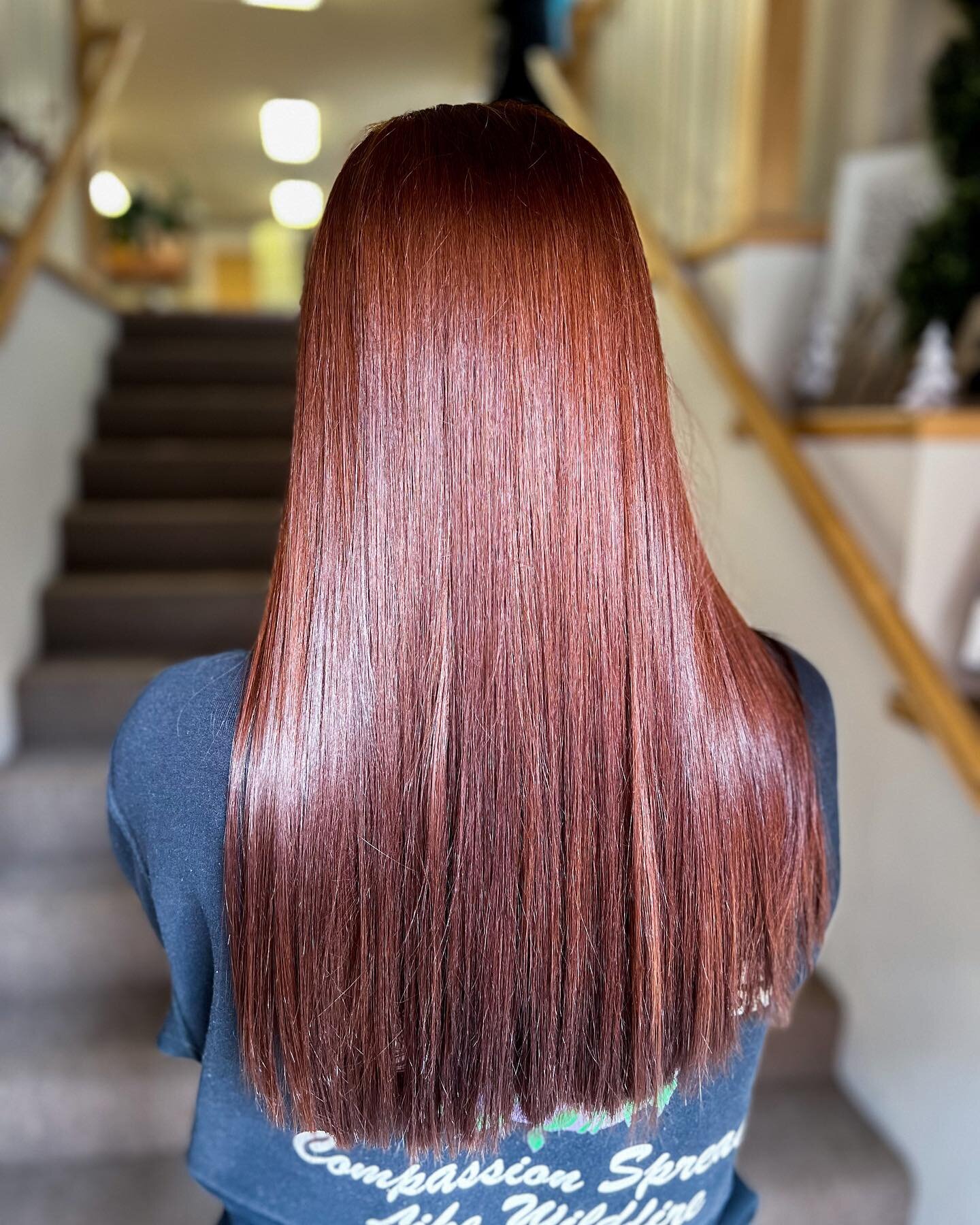 ❤️Let's start with the basics. A hair gloss is a versatile professional haircolor service offered here in the salon. Perfect for refreshing color and enhancing your hair's natural shine, Redken's Shades EQ Gloss also leaves you with healthier looking