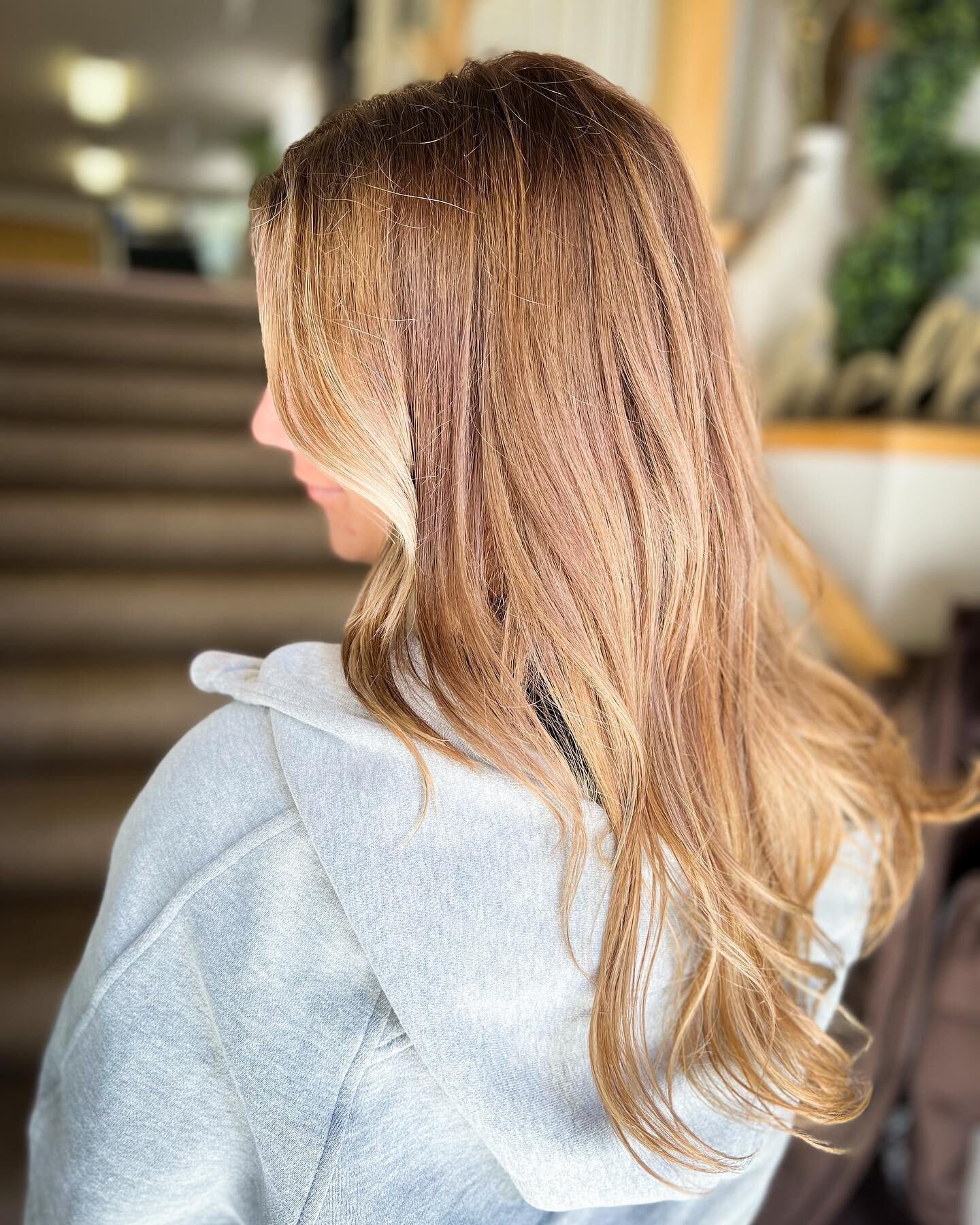 From bright blonde to melted. Come get this gorgeous lived in look.. I love this color! 

#gorgeous#hair#balayage#hairstyles#haircolor#goodvibes#glenwoodhotsprings
