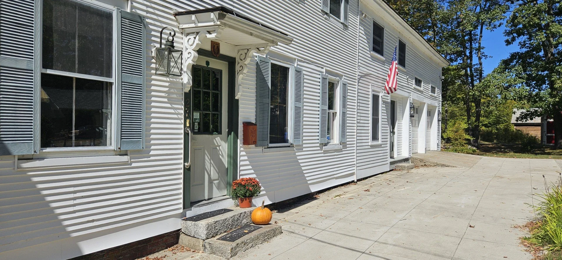 Bridges Inn at Whitcomb House: This charming inn with Victorian touches is situated in the quaint and quiet village of West Swanzey, five miles from downtown Keene and a stone’s throw from the historic Thompson Covered Bridge. The décor of this build