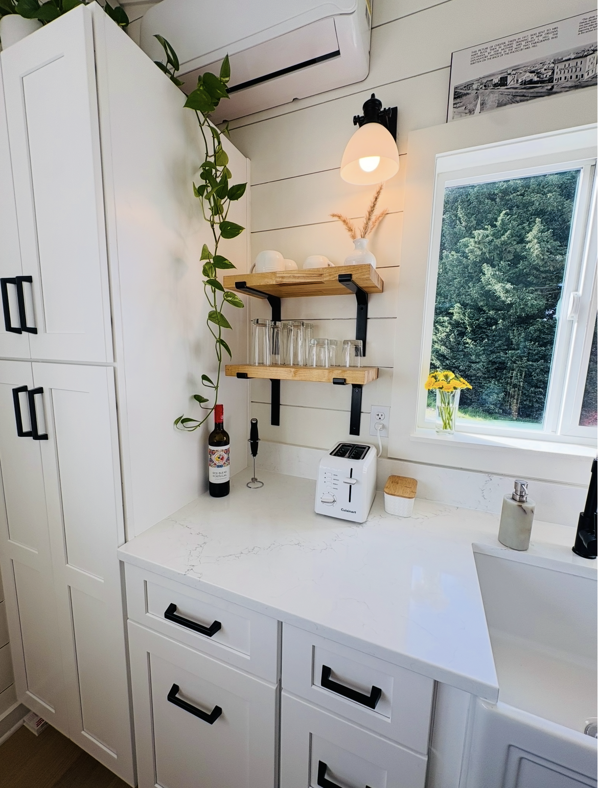 Kitchen open shelving.png