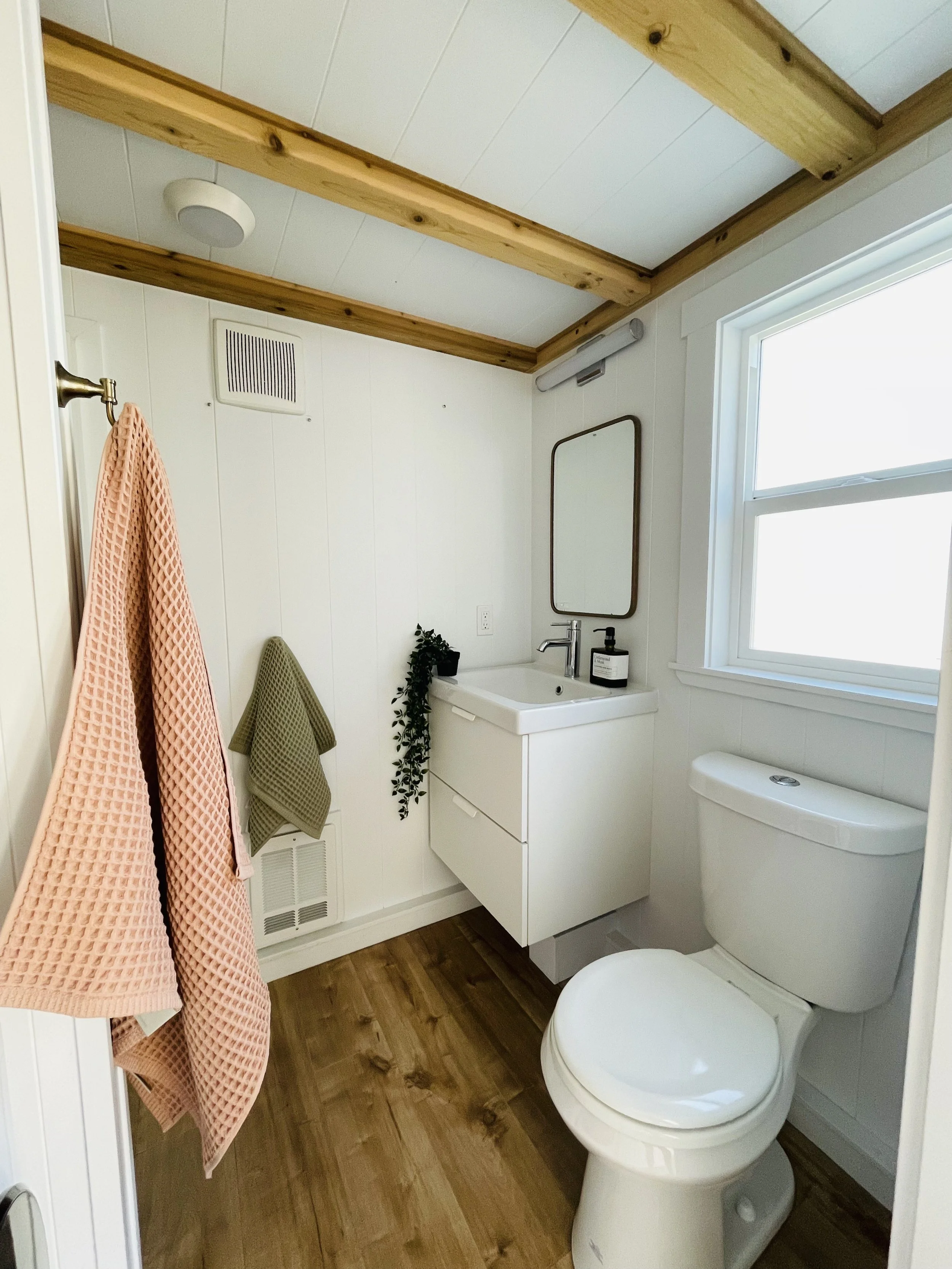 Bathroom Toilet:Sink.jpeg