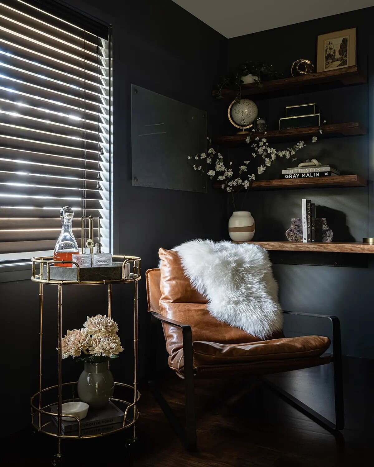 This moody, cozy corner of the Conservatory in #QBBlueRidge is one of my favorite corners ever. Featuring a wall-to-wall live edge desk and matching floating shelves, this space is as functional as it is beautiful. 📸 by @_karamercer 
.
.
.
.
.
#desi