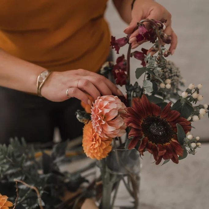 I've always been a huge fan of flowers. A floral arrangement, or even just a simple vase of fresh flowers, can instantly make a space feel brighter, happier, and more welcoming. My favorite Seattle florist, @terrabellaflowers (just down the street fr