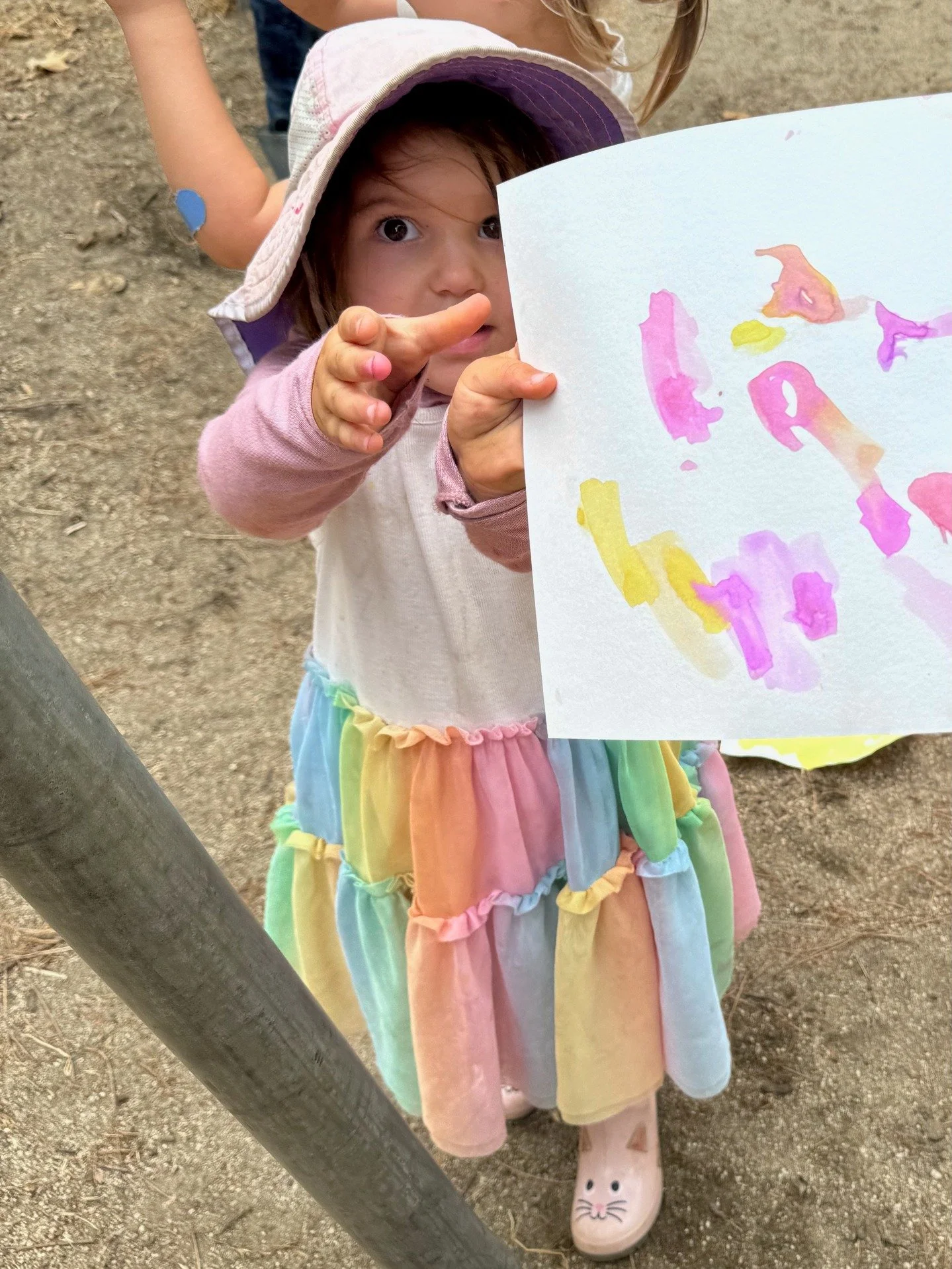 💦Today a spot of drizzle greatly enhanced our watercolor art and mud kitchen play! To join the fun, sign up for Parent &amp; Me or a preschool tour on our website. See the link in our bio or go to aventurasforestschool.org #natureplay #spanishimmers