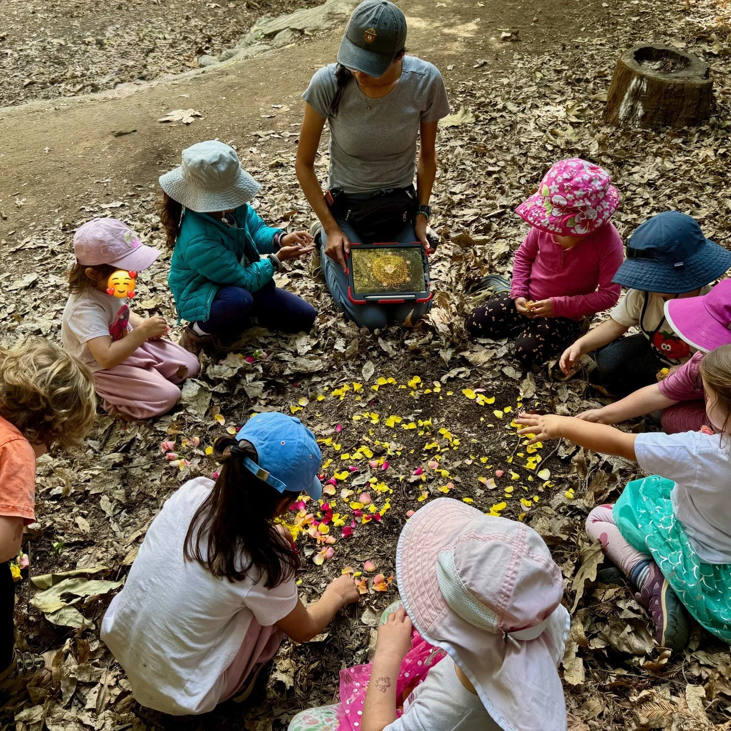 🪔 At Aventuras, we love to celebrate and learn about the different cultural traditions that surround us. We are fortunate to be part of a very diverse community in Los Angeles, so teaching about different cultural traditions allows our littles to fo