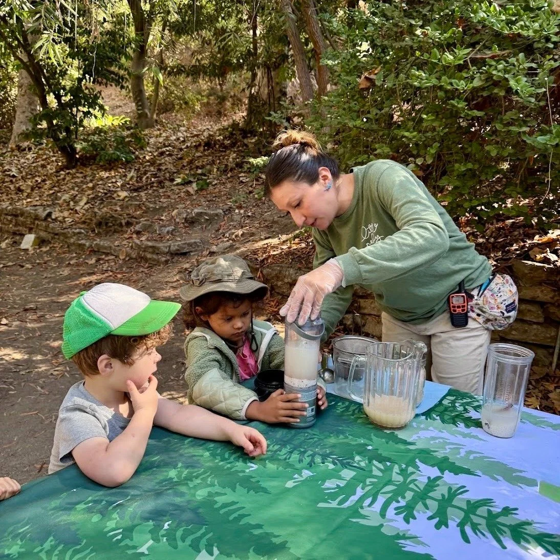 🇲🇽Last month was Hispanic Heritage Month! We opened the doors for our families to come in and share about their foods, customs, and traditions. We first celebrated Mexico by making tortillas, horchata and guacamole. We learned the process of making