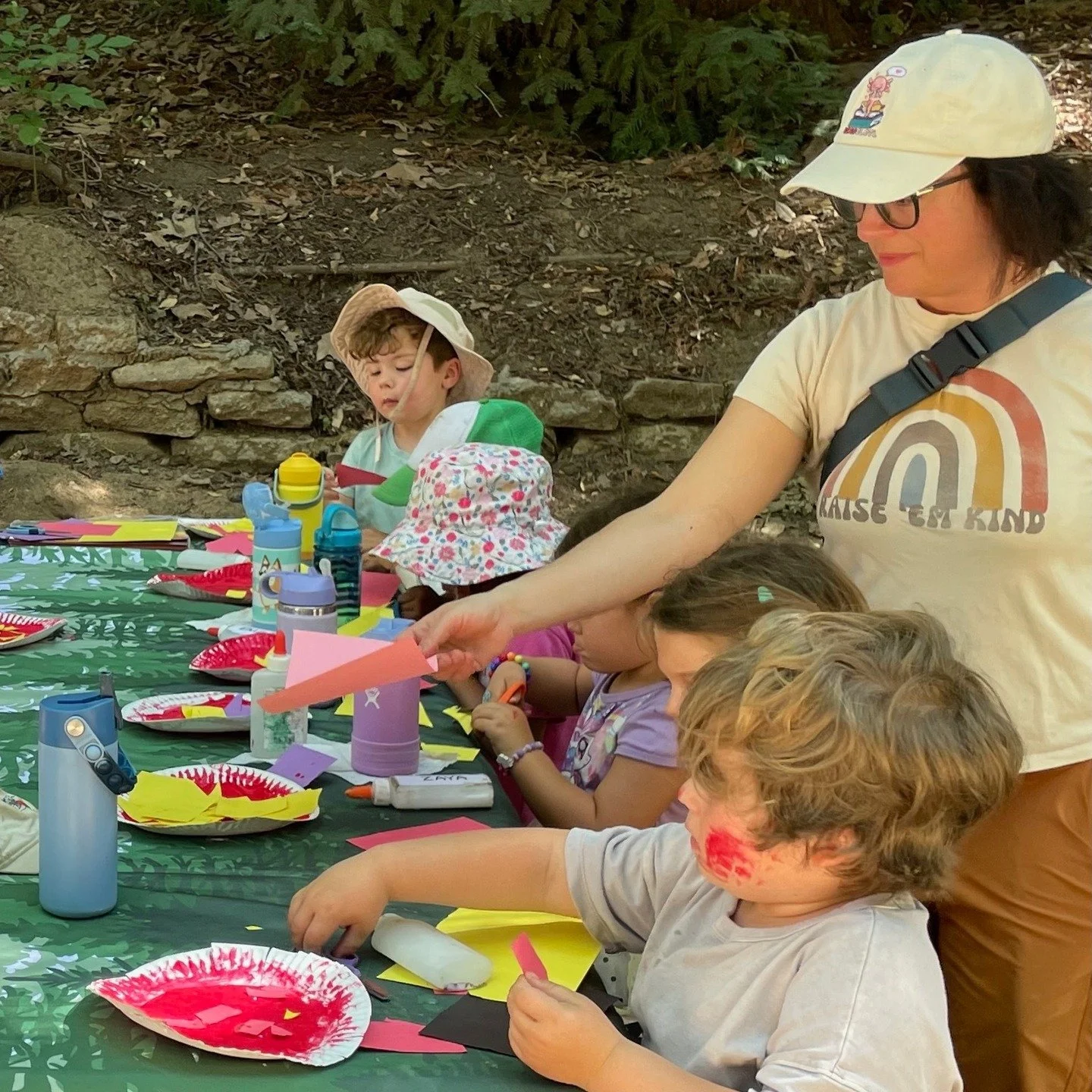 💚 Come do art outside and practice Spanish with us at Southern California's first language immersion forest preschool, established in 2018 by a Harvard-educated researcher/teacher/parent! Sign up for an in-person tour on our website, see the link in