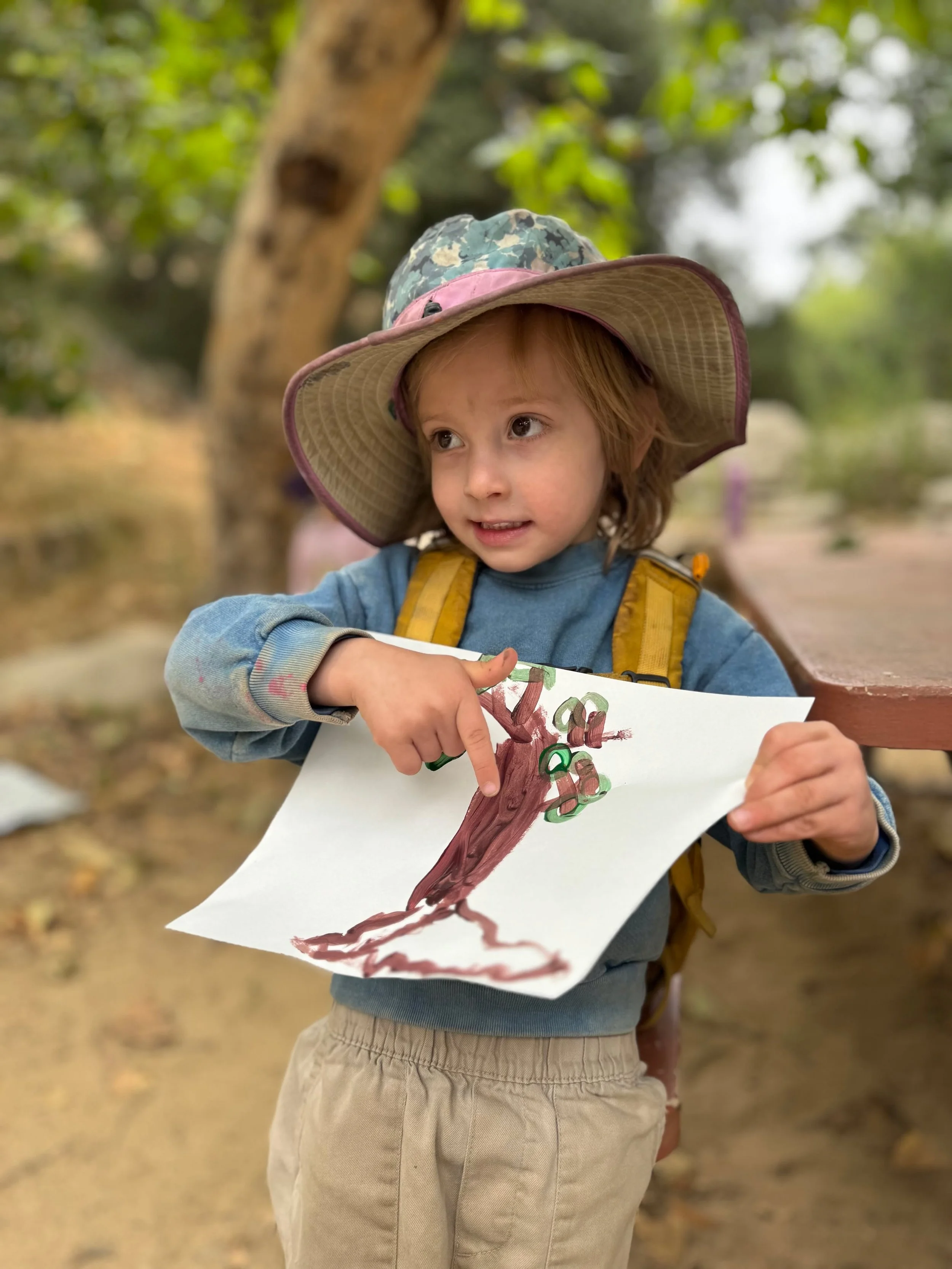 📖 Today we read another beautiful bilingual book by Brendan Kearney @brendandraws called Forest/&iexcl;Salvemos los Bosques! This tale follows Finn and Skip as they help animals find new homes after logging destroys their habitats. It's a tender sto