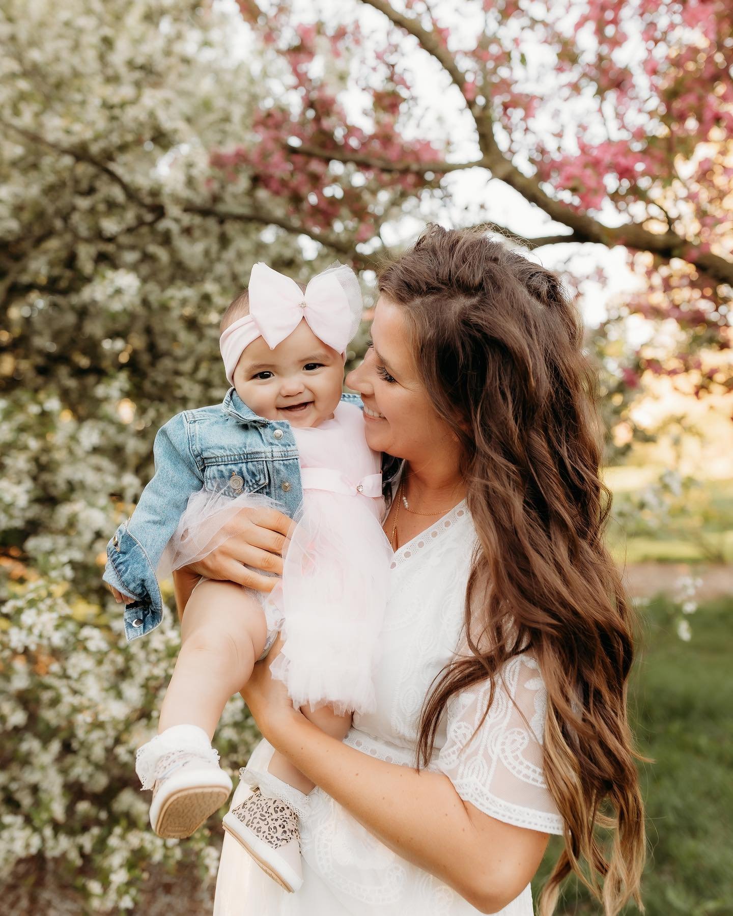 Spring blossom sessions have been so pretty this year! And this adorable family was so much fun to photograph in them. I can&rsquo;t get over how sweet these two kids are and how loving and fun their parents are with them 🤍🌸